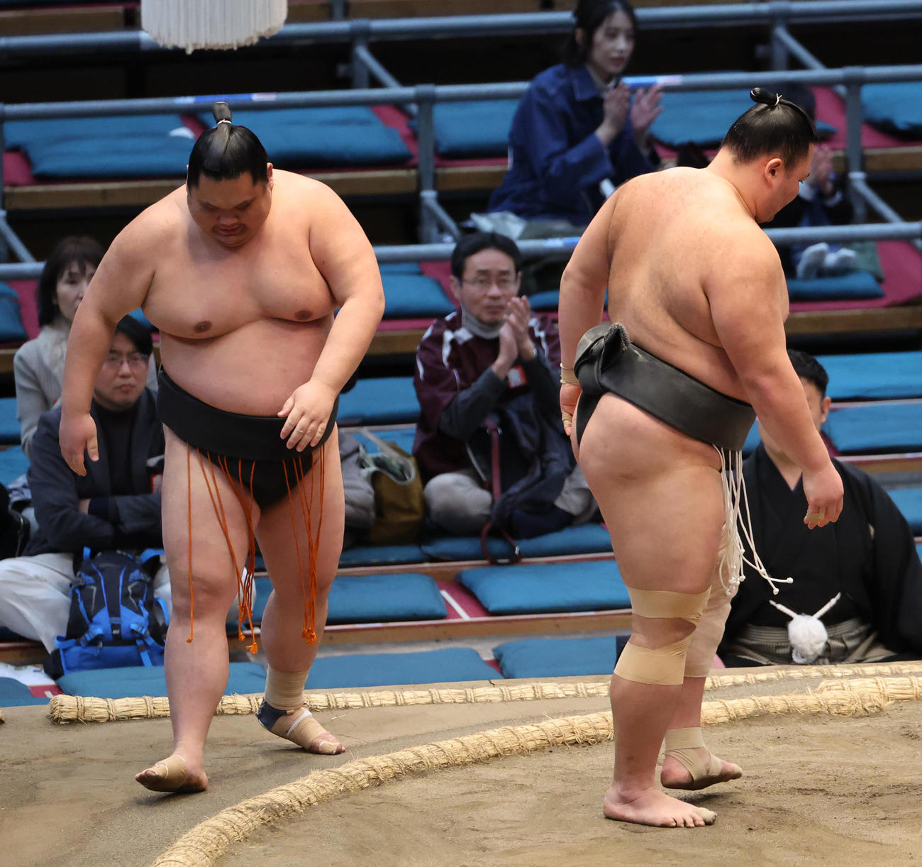 朝乃山（右）は小城ノ浜を寄り切りで下し、4連勝で勝ち越しを決める（撮影・西尾就之）