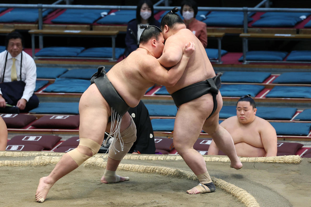 小城ノ浜（右）を寄り切りで破る朝乃山（撮影・前田充）
