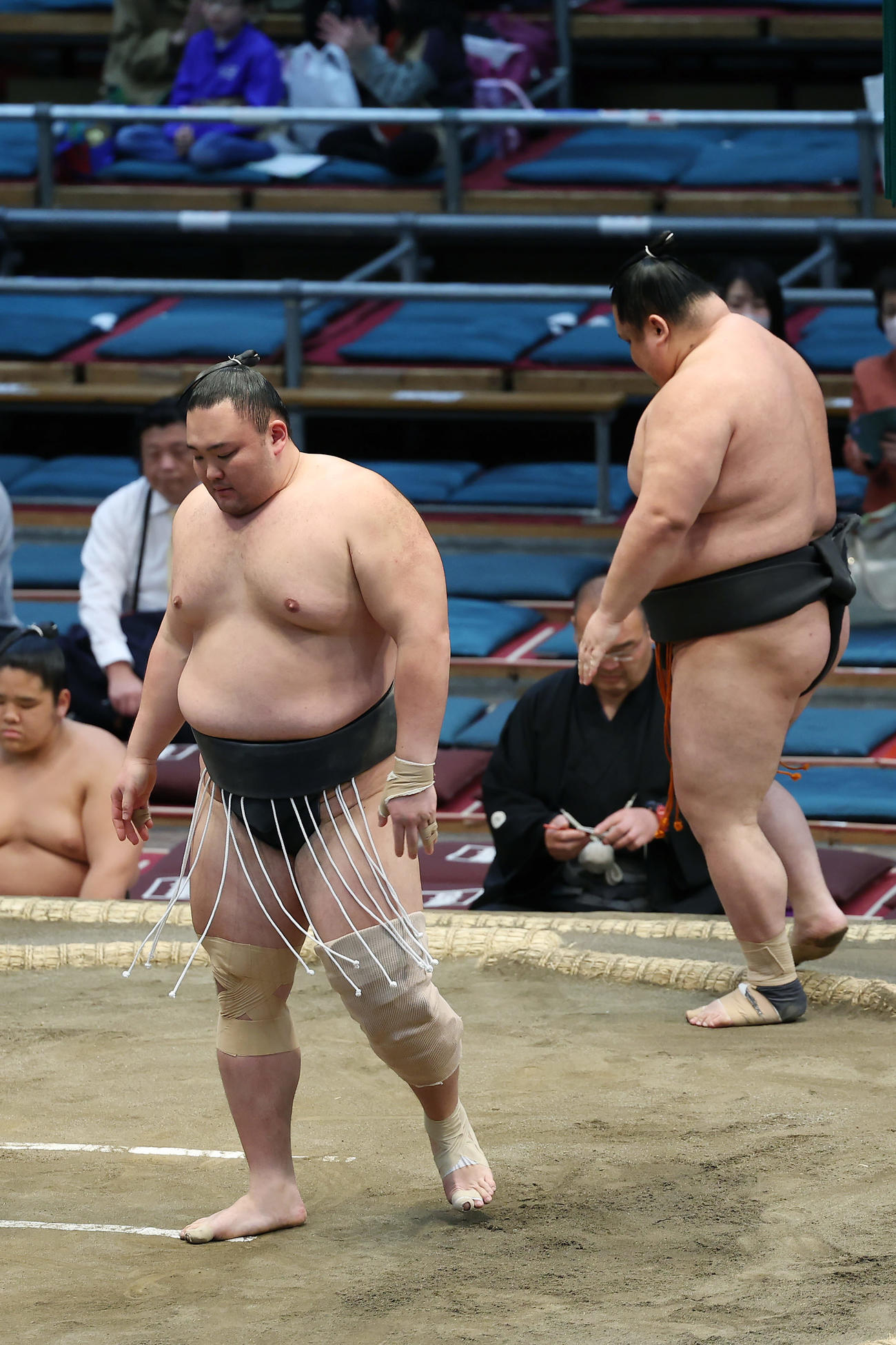 小城ノ浜（右）を寄り切りで破った朝乃山（撮影・前田充）