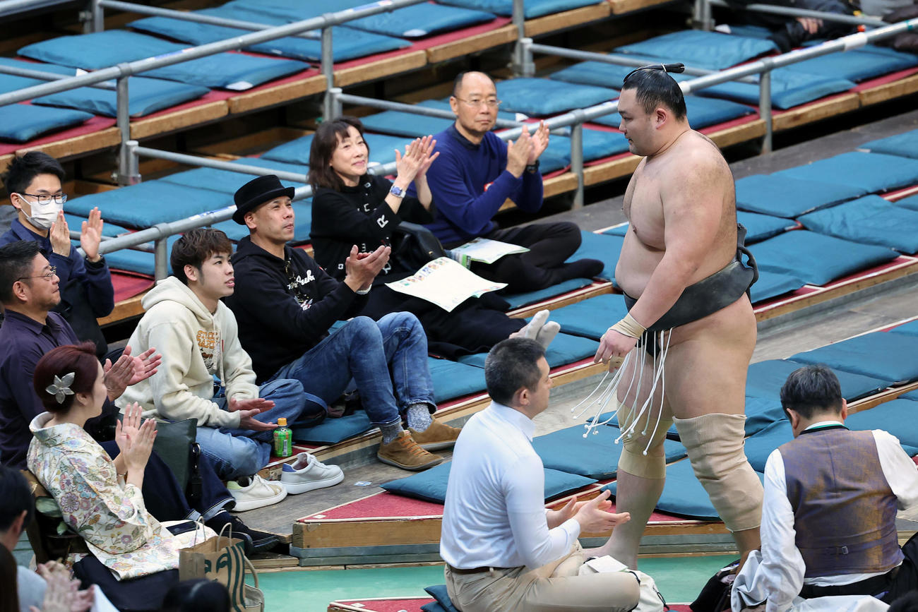 小城ノ浜を寄り切りで破り、引き揚げる朝乃山（撮影・前田充）