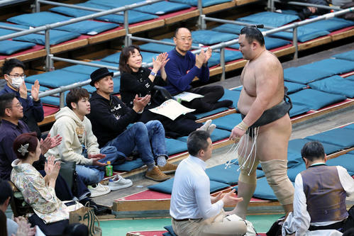大けがから復帰の朝乃山、三段目で無傷の4連勝 1年ぶり勝ち越しも