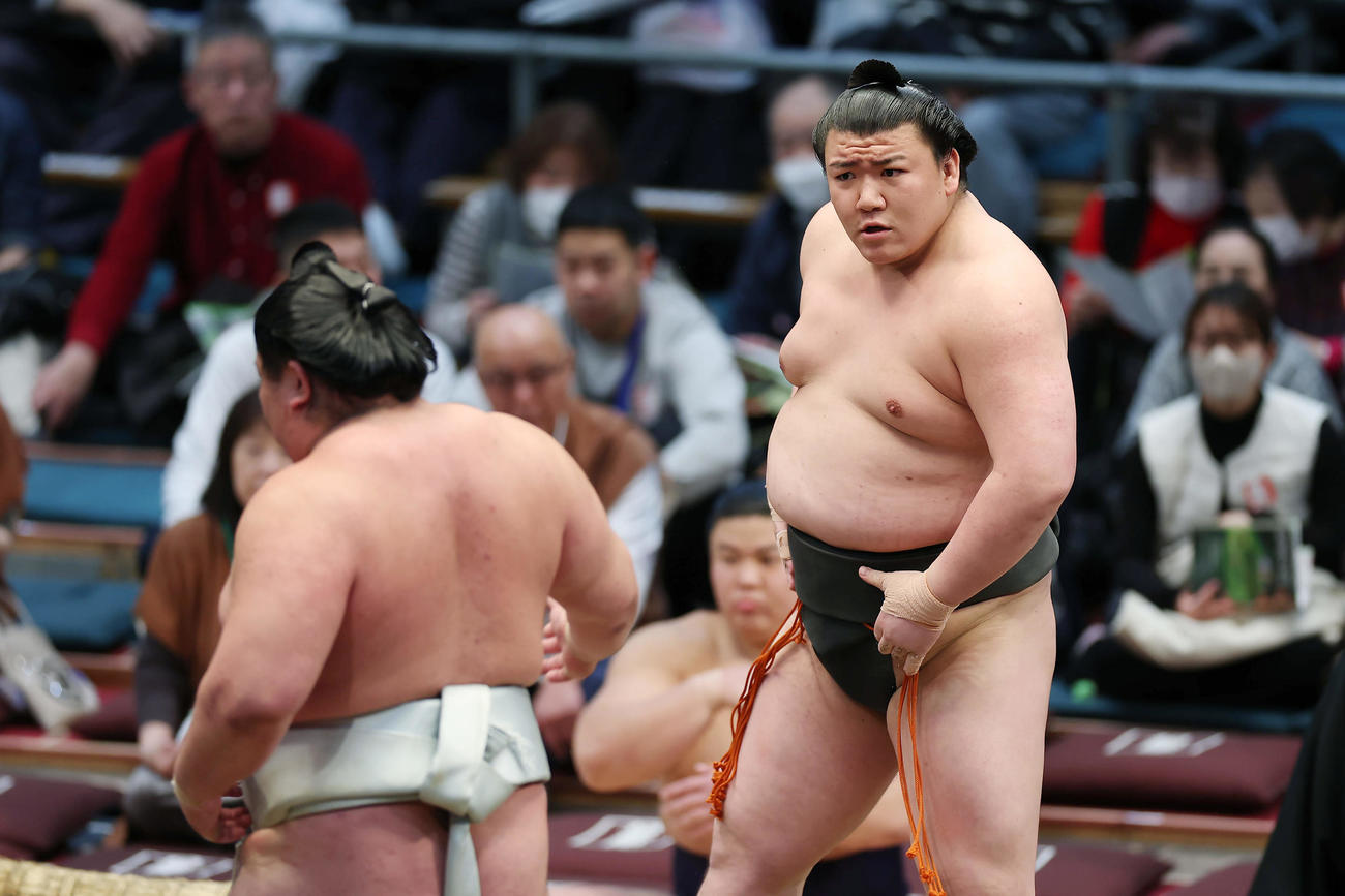 日翔志（左）との一番に臨む夢道鵬（撮影・前田充）