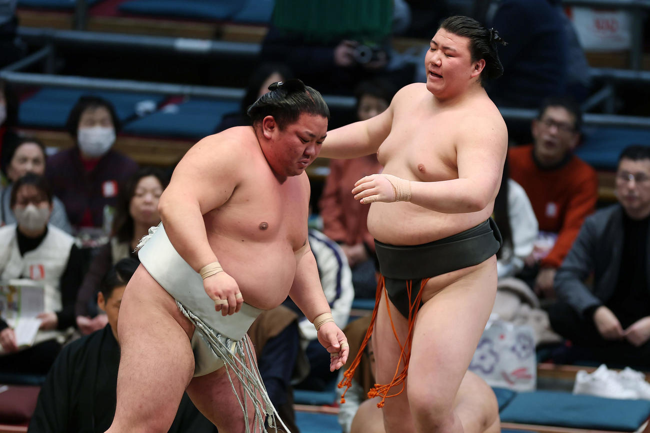 日翔志（左）に敗れた夢道鵬（撮影・前田充）