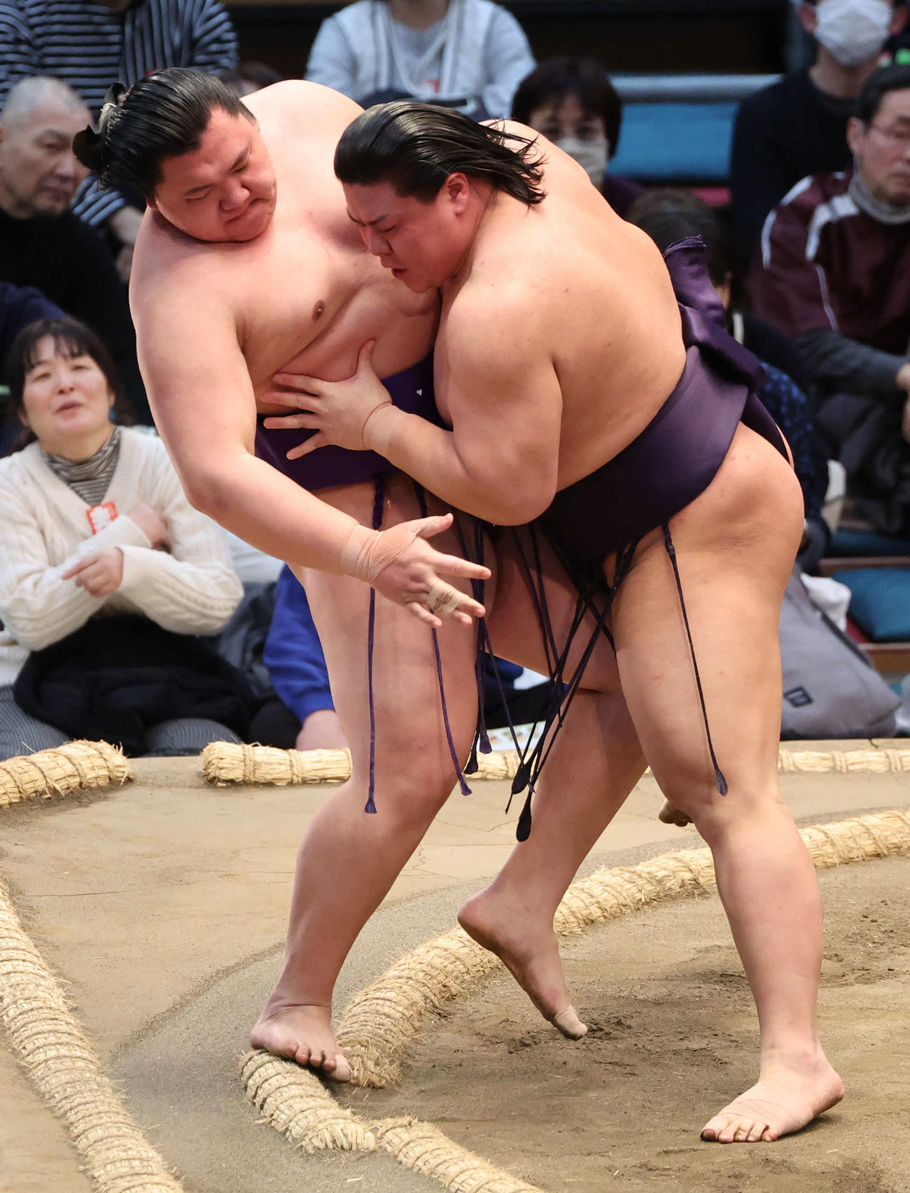 草野（右）は寄り切りで大青山を下し、8連勝で勝ち越し（撮影・西尾就之）