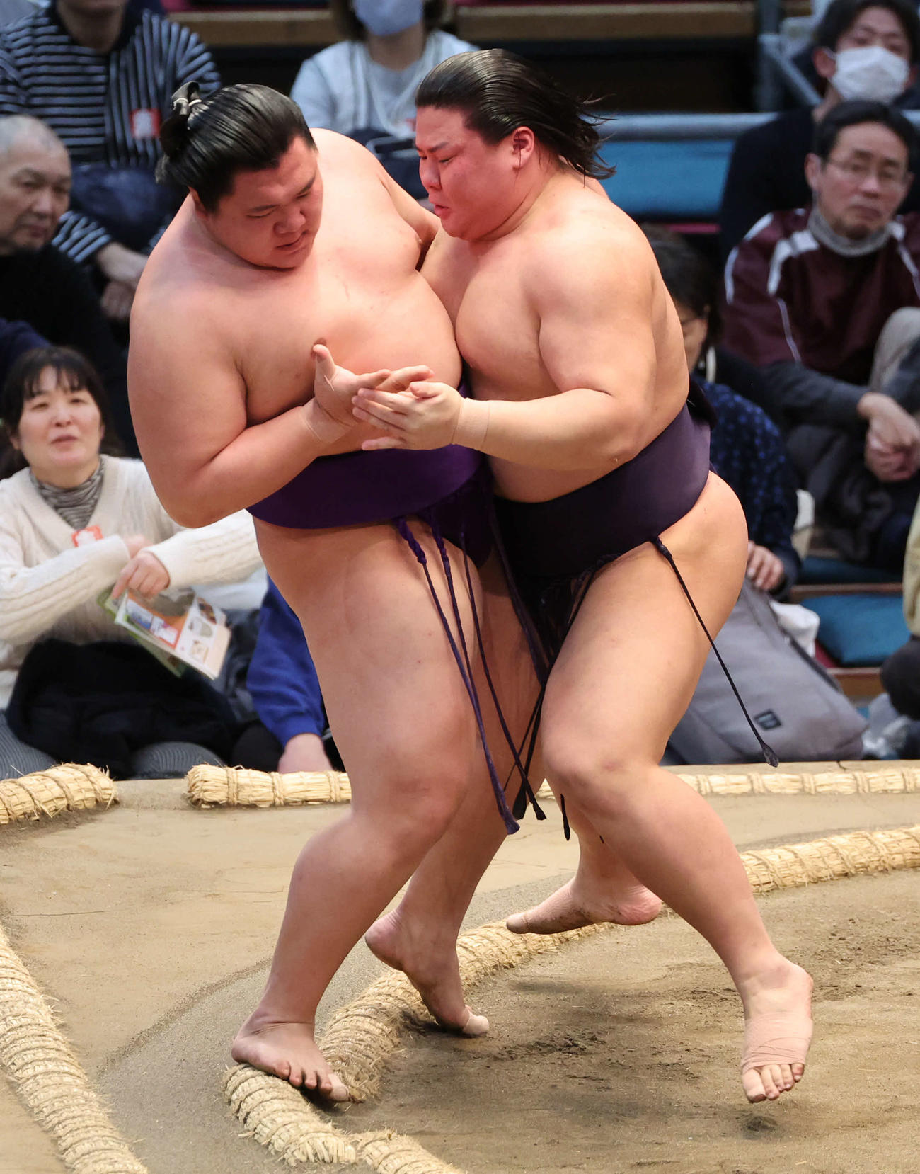 草野（右）は寄り切りで大青山を下し、8連勝で勝ち越し（撮影・西尾就之）