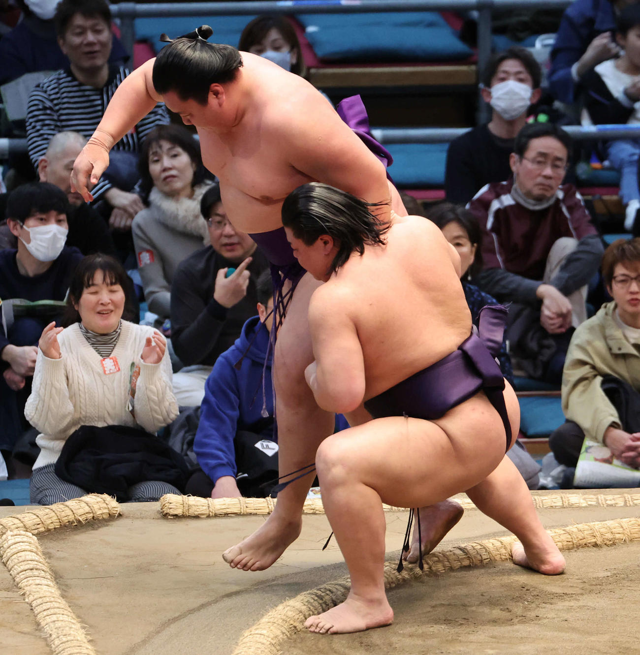 草野（右）は寄り切りで大青山を下し、8連勝で勝ち越し（撮影・西尾就之）