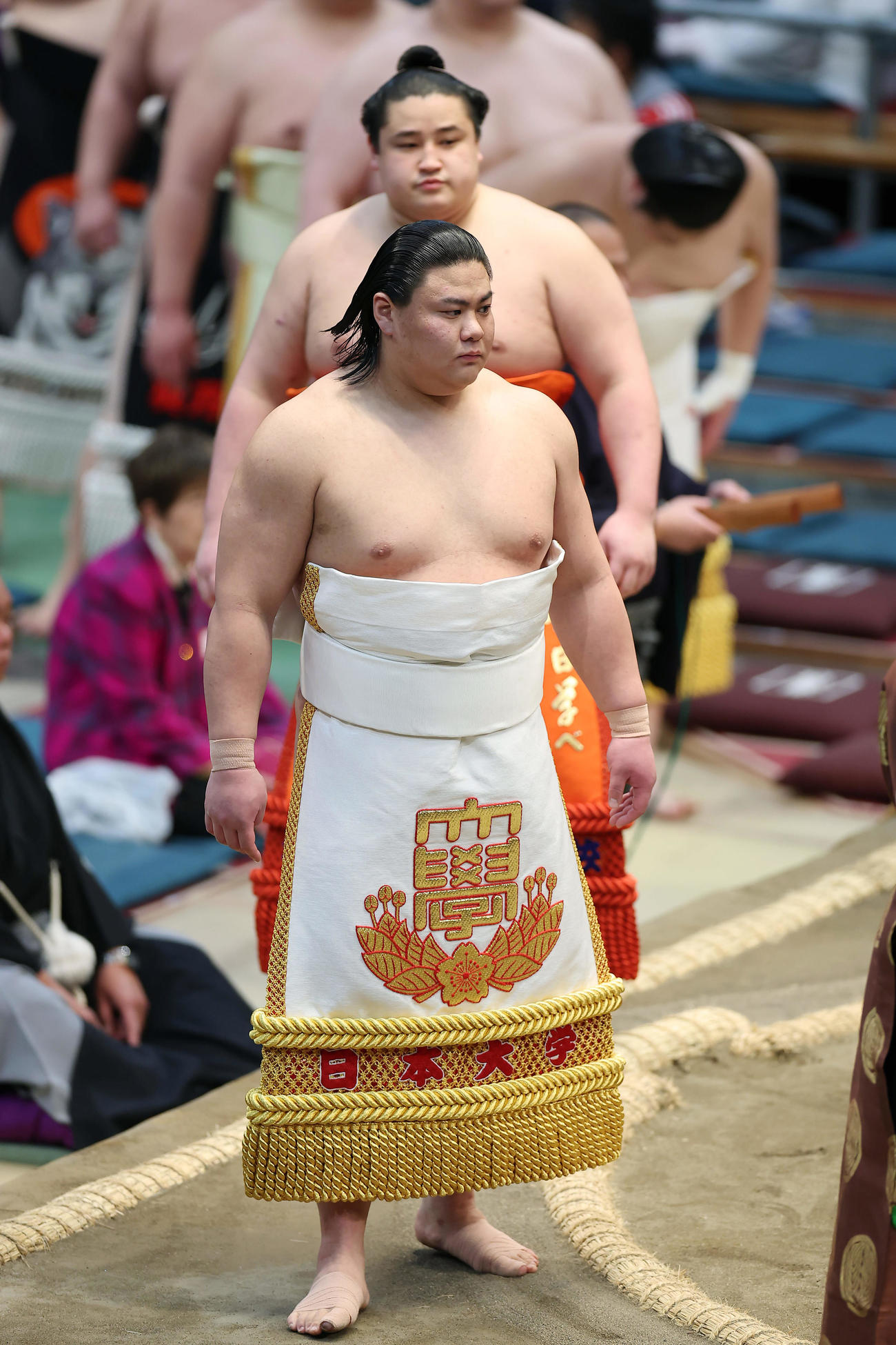 土俵入りする草野（手前）（撮影・前田充）