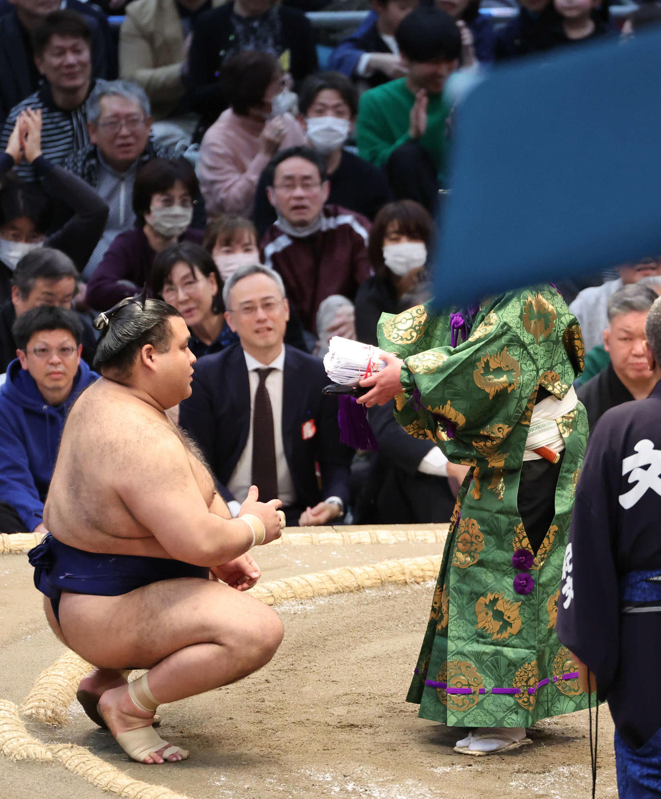 高安は押し倒しで豊昇龍に勝ち金星を挙げ、場内に座布団がまった（撮影・西尾就之）