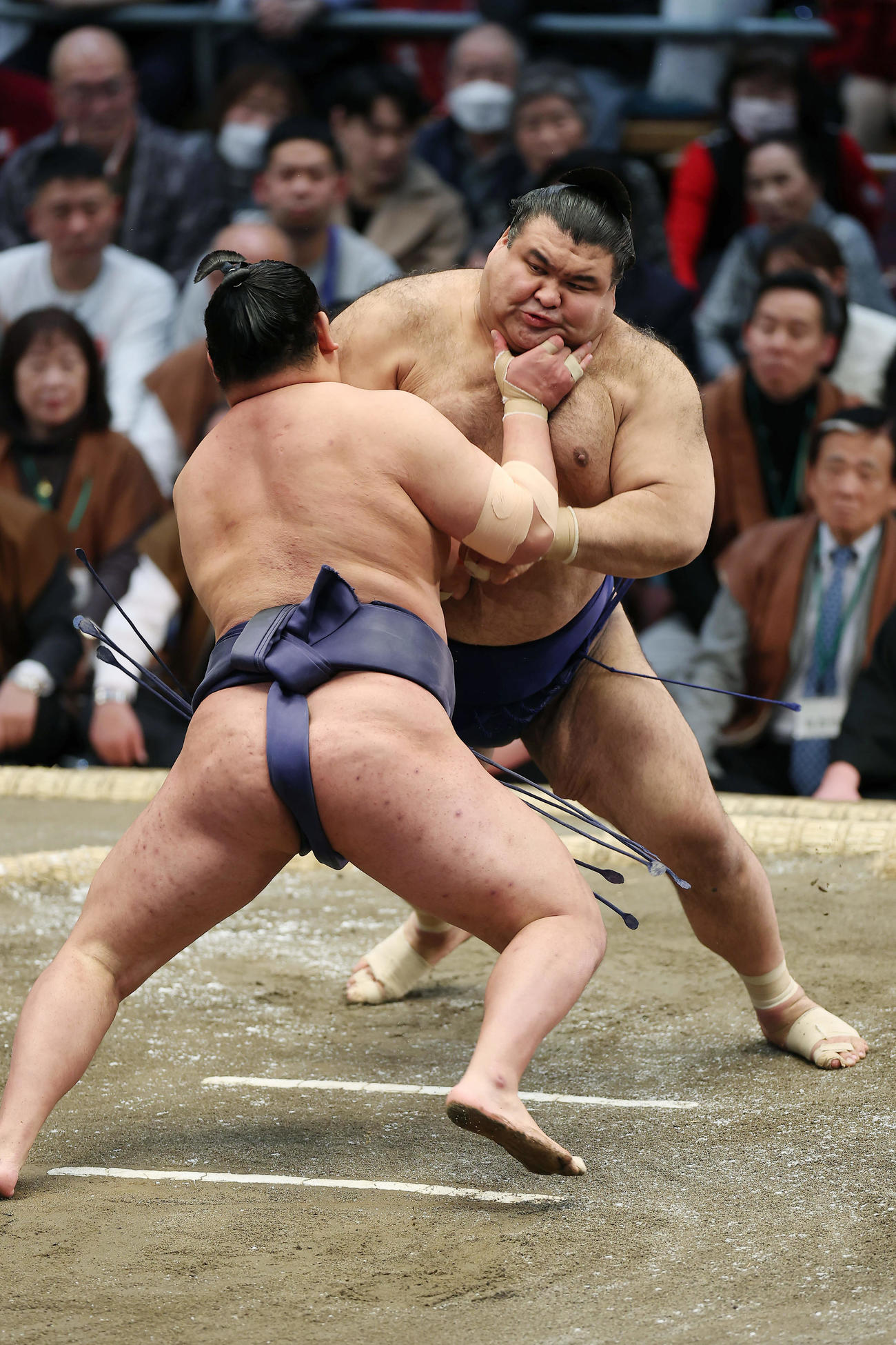 豊昇龍（手前）とぶつかり合う高安（撮影・前田充）