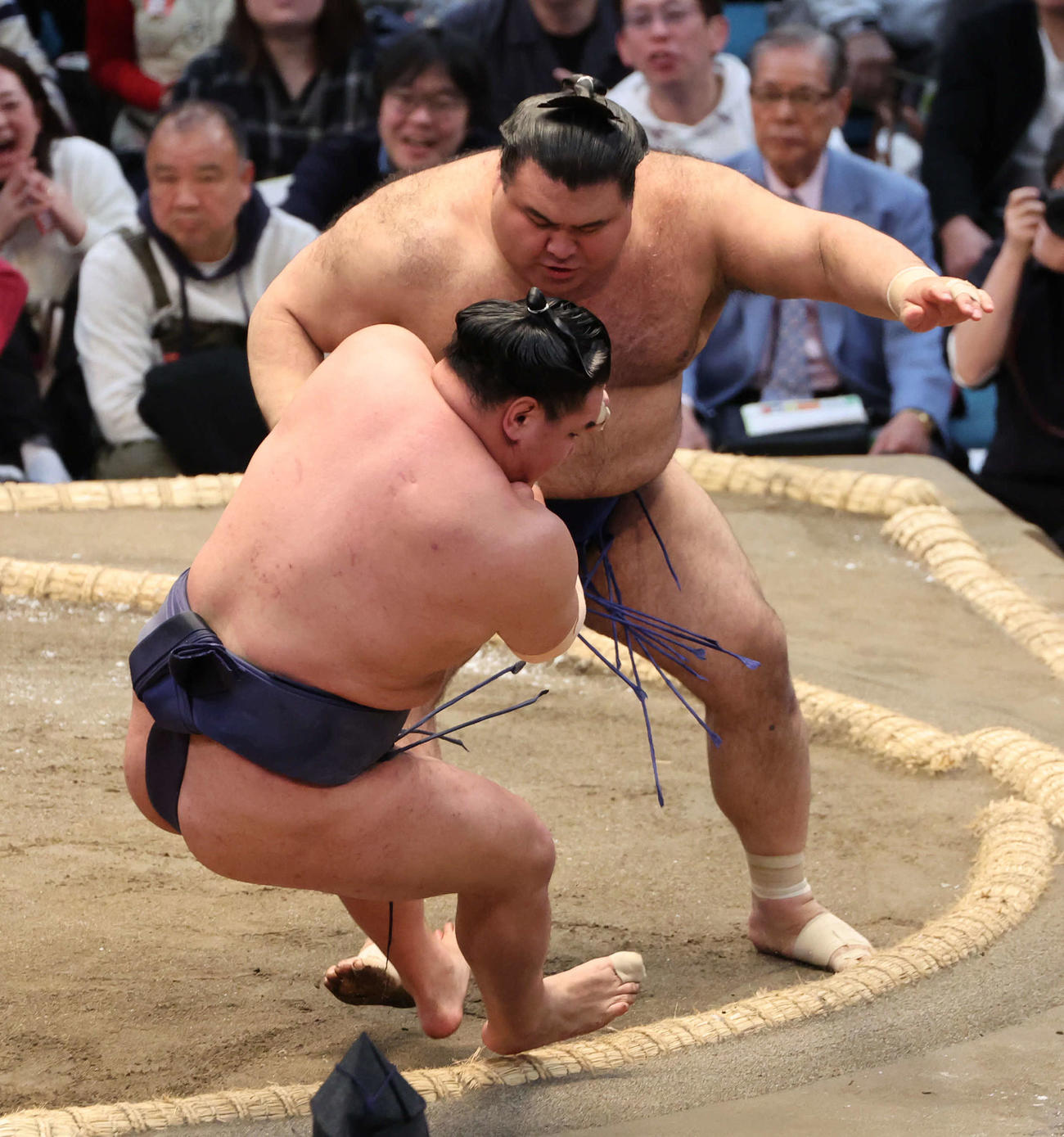 高安は押し倒しで豊昇龍に勝ち金星を挙げた（撮影・西尾就之）