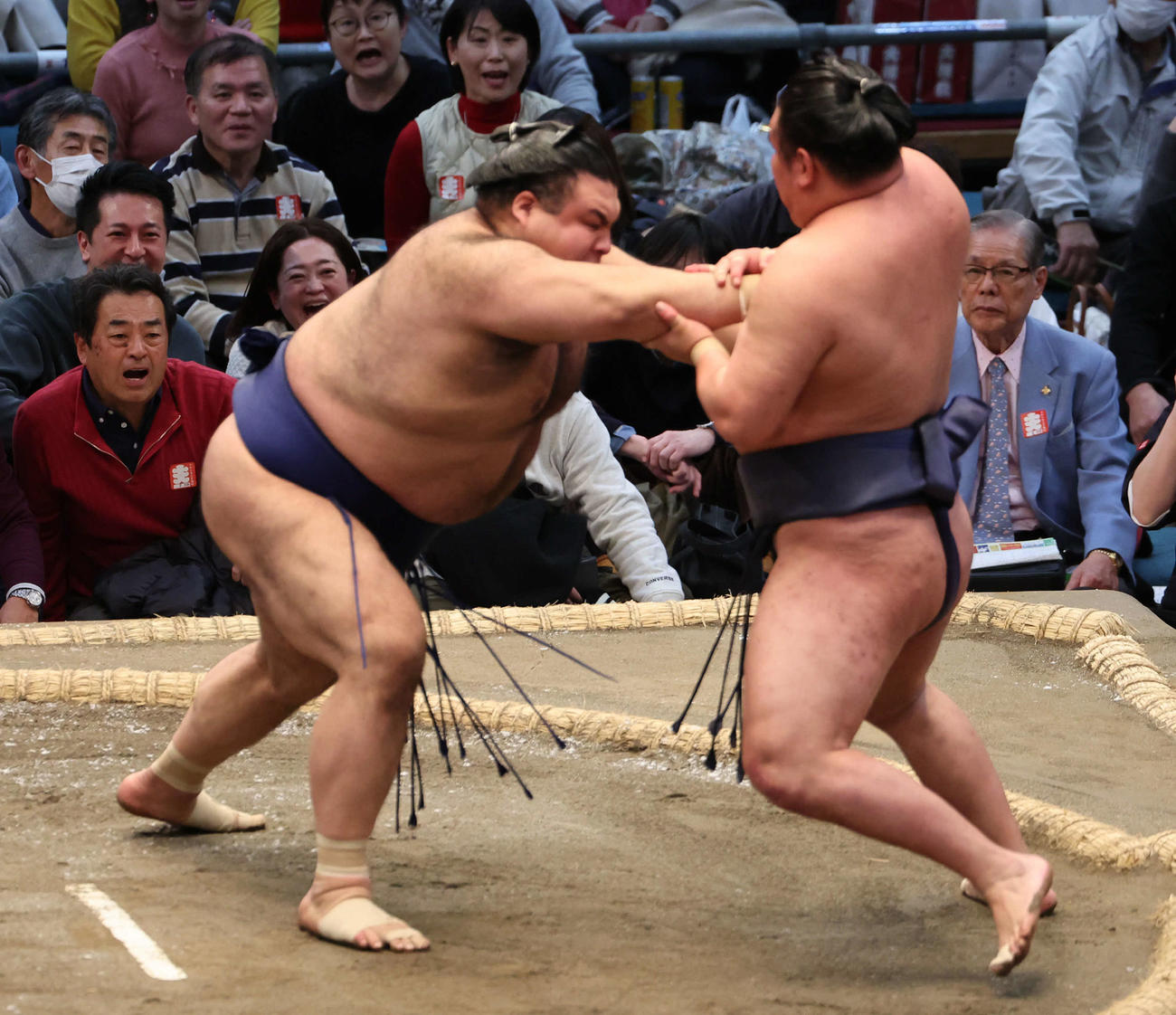 高安は押し倒しで豊昇龍に勝ち金星を挙げた（撮影・西尾就之）