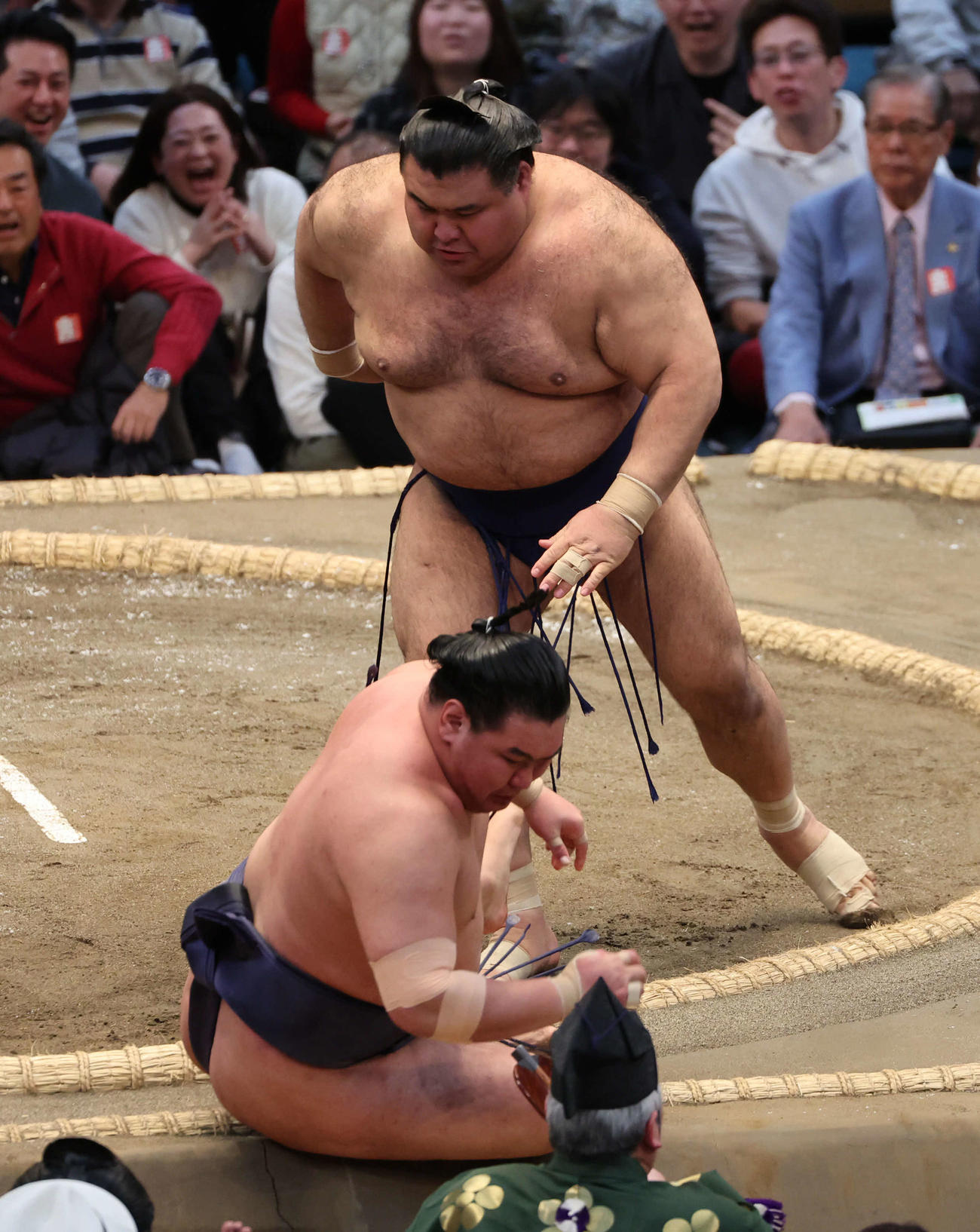 高安は押し倒しで豊昇龍に勝ち金星を挙げた（撮影・西尾就之）