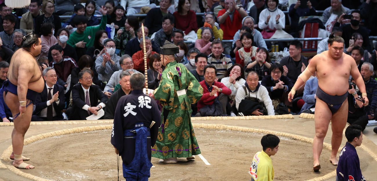 豊昇龍（右）は高安に金星を許し引き揚げる（撮影・西尾就之）