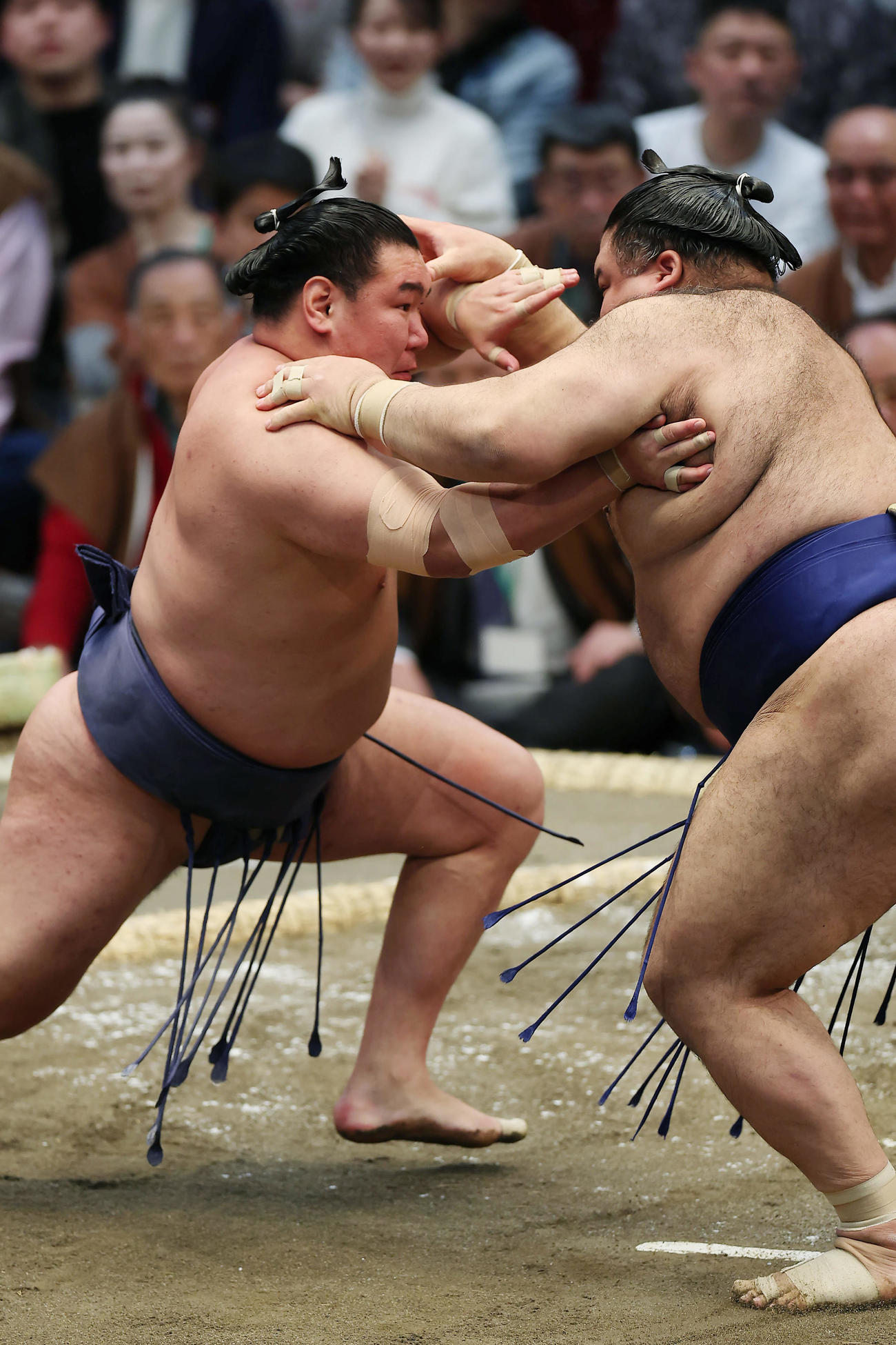 高安（右）とぶつかり合う豊昇龍（撮影・前田充）