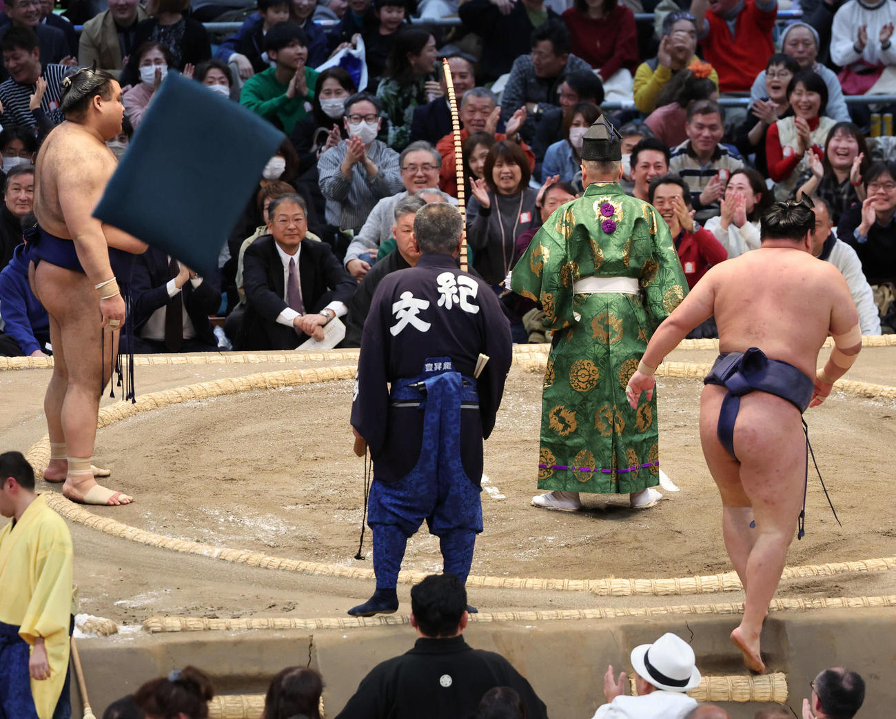 高安は押し倒しで豊昇龍に勝ち金星を挙げ、場内に座布団がまった（撮影・西尾就之）