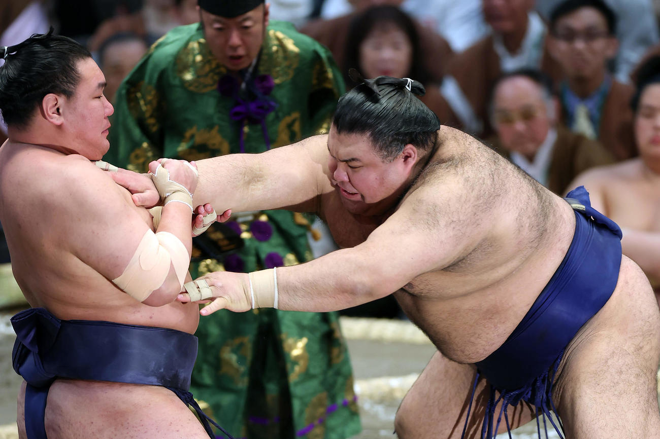 豊昇龍（左）を押し倒しで破る高安（撮影・前田充）