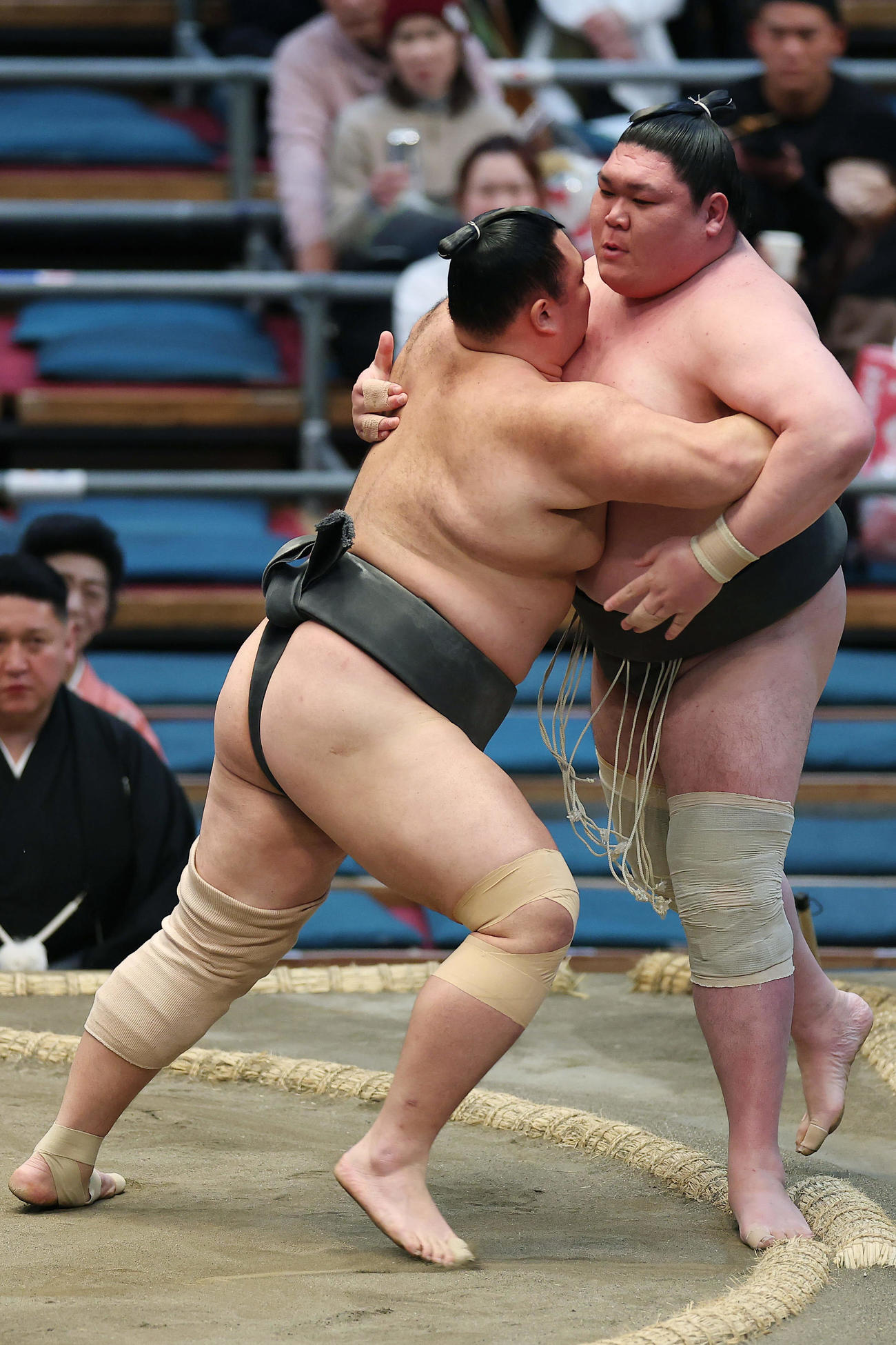 矢後（右）を寄り切りで破る朝乃山（撮影・前田充）
