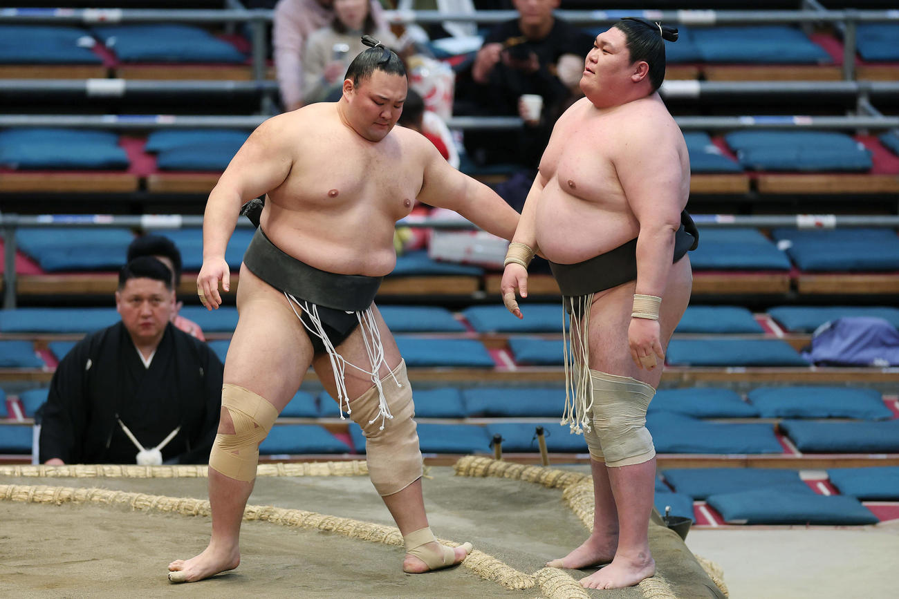 矢後（右）を寄り切りで破った朝乃山（撮影・前田充）