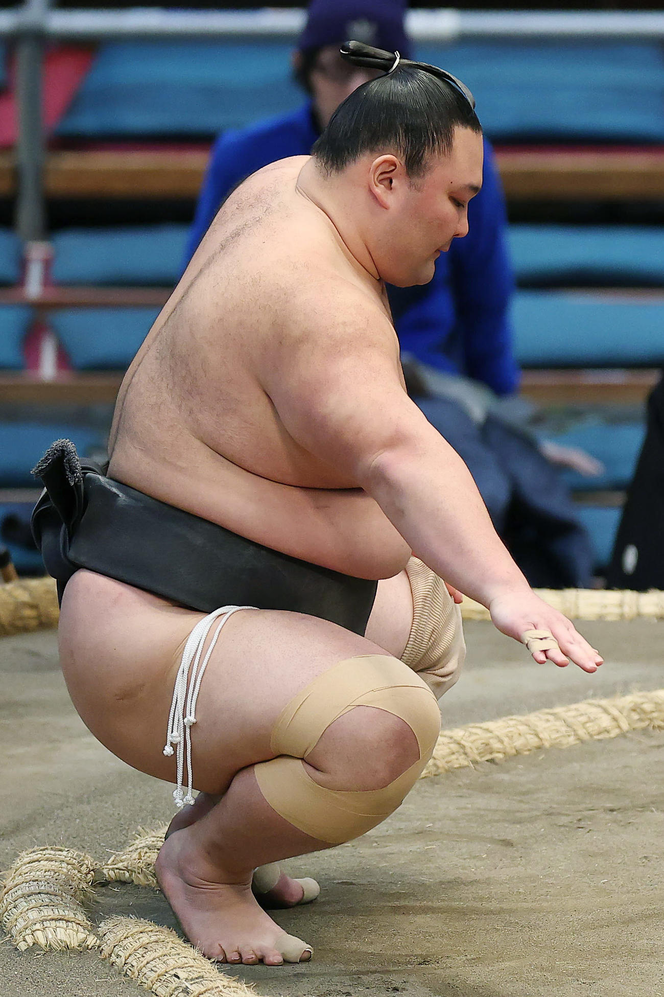 矢後を寄り切りで破った朝乃山（撮影・前田充）