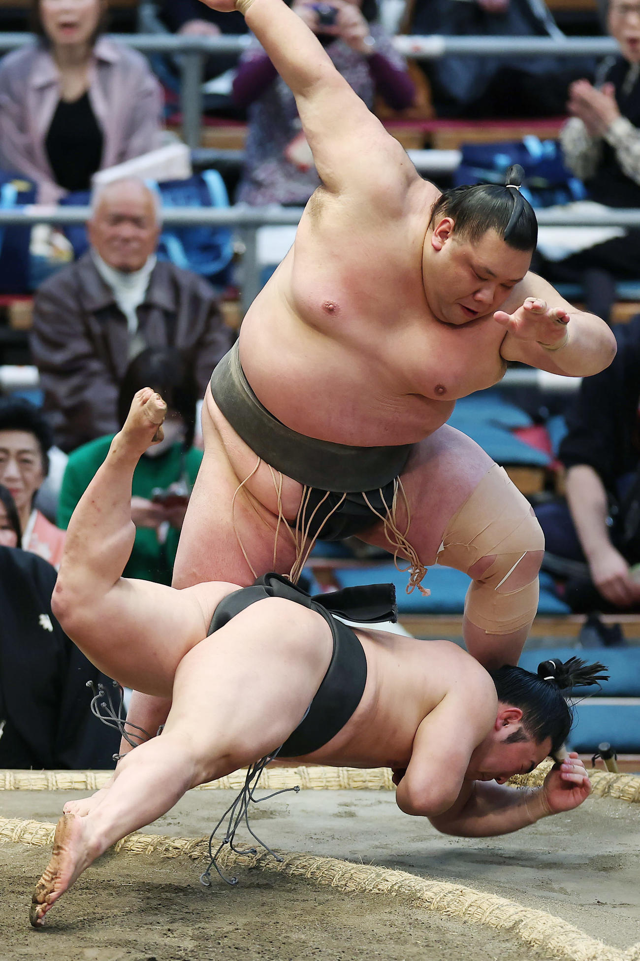 欧勝竜（上）にはたき込みで敗れる炎鵬（撮影・前田充）