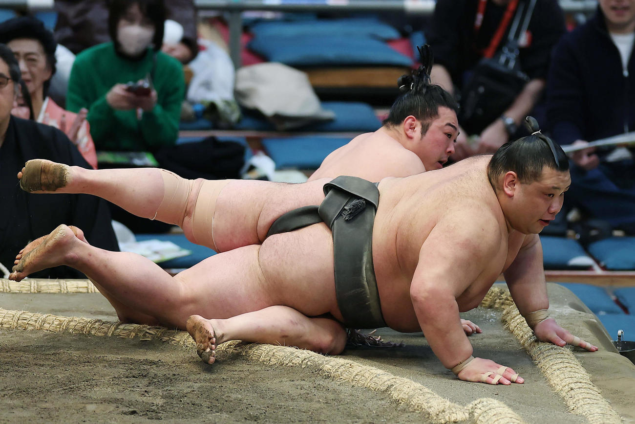 欧勝竜（手前）にはたき込みで敗れる炎鵬（撮影・前田充）
