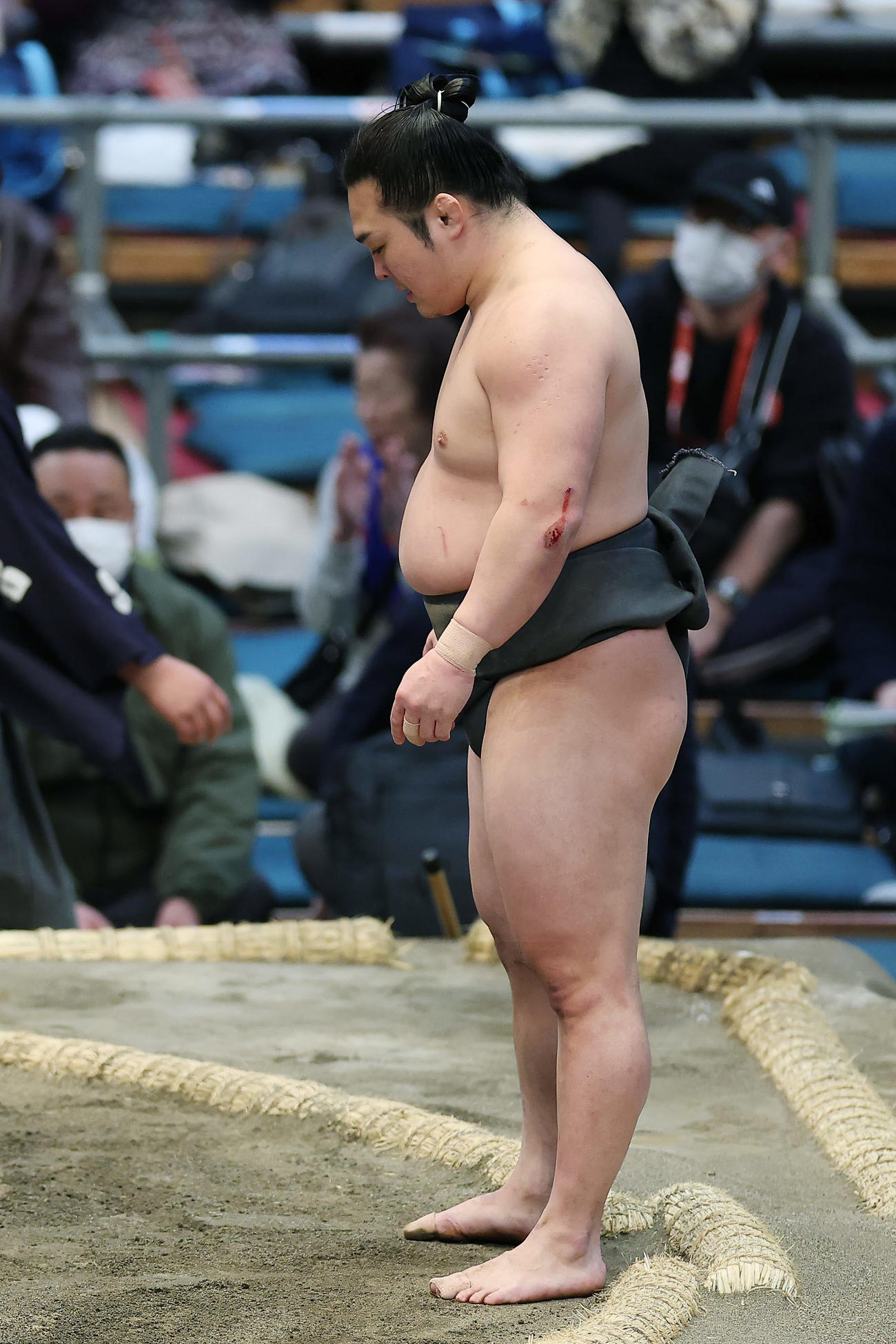 欧勝竜にはたき込みで敗れた炎鵬（撮影・前田充）