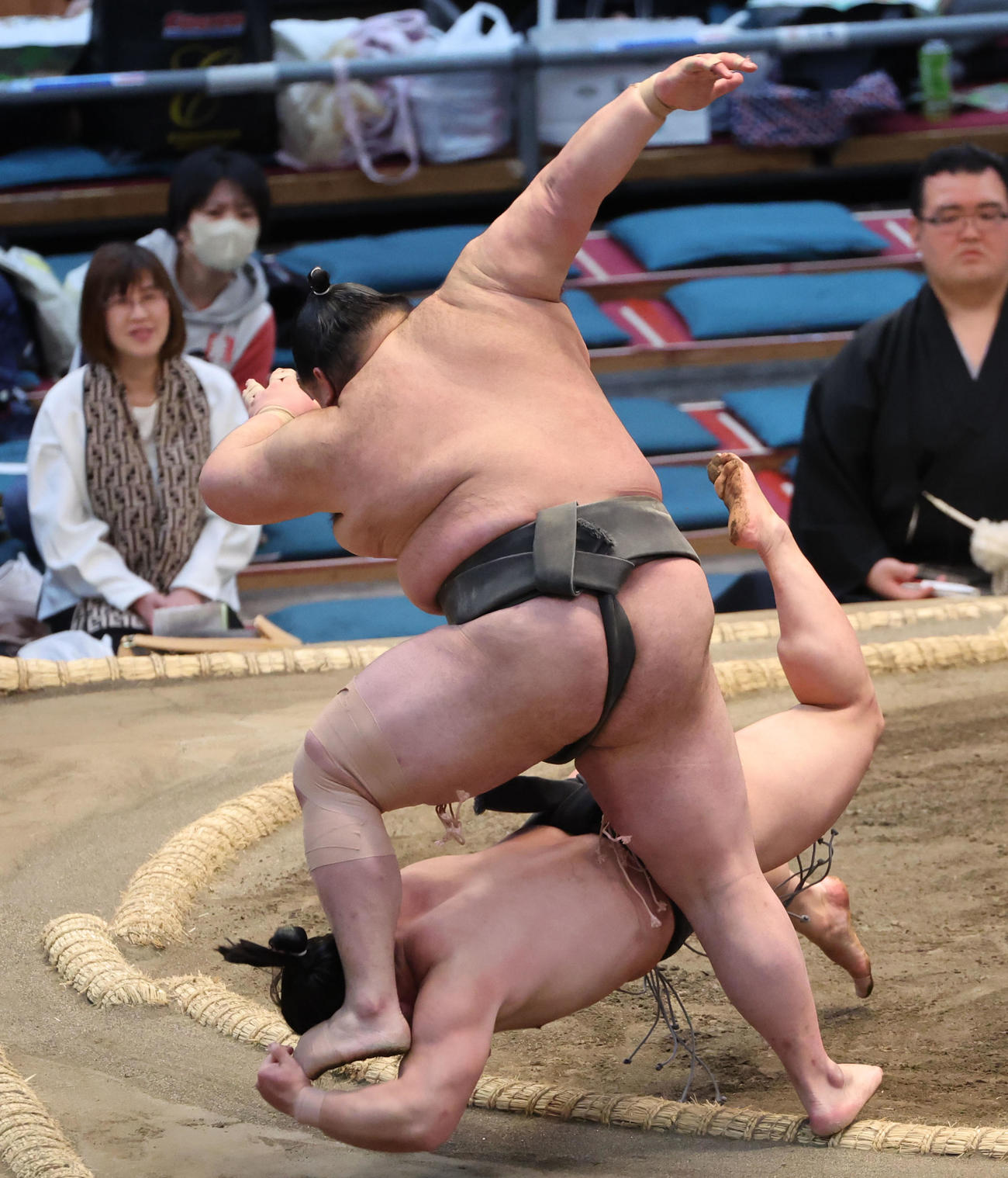 欧勝竜ははたきこみで炎鵬を下す（撮影・西尾就之）