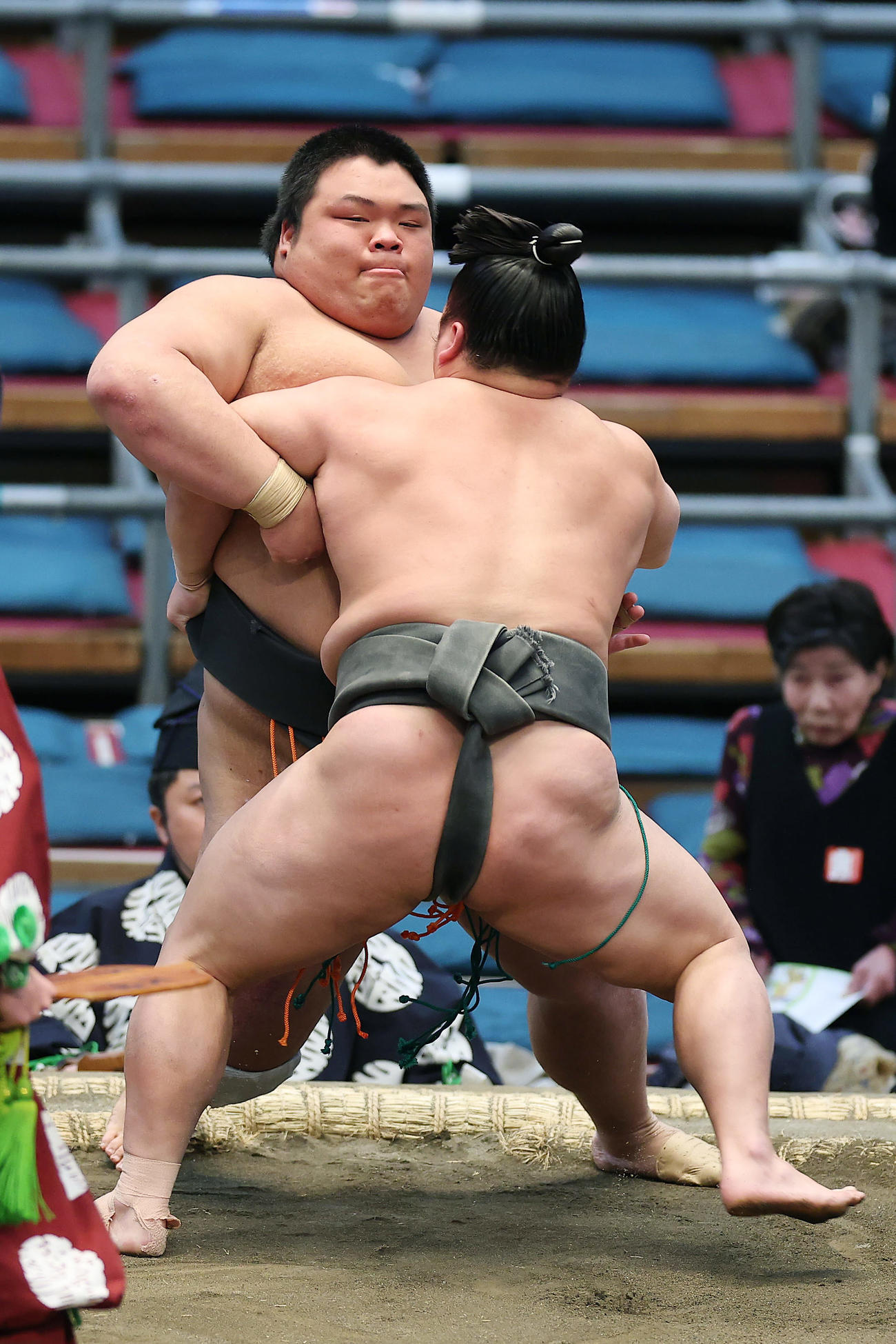 川副（手前）に寄り切りで敗れる五島（撮影・前田充）