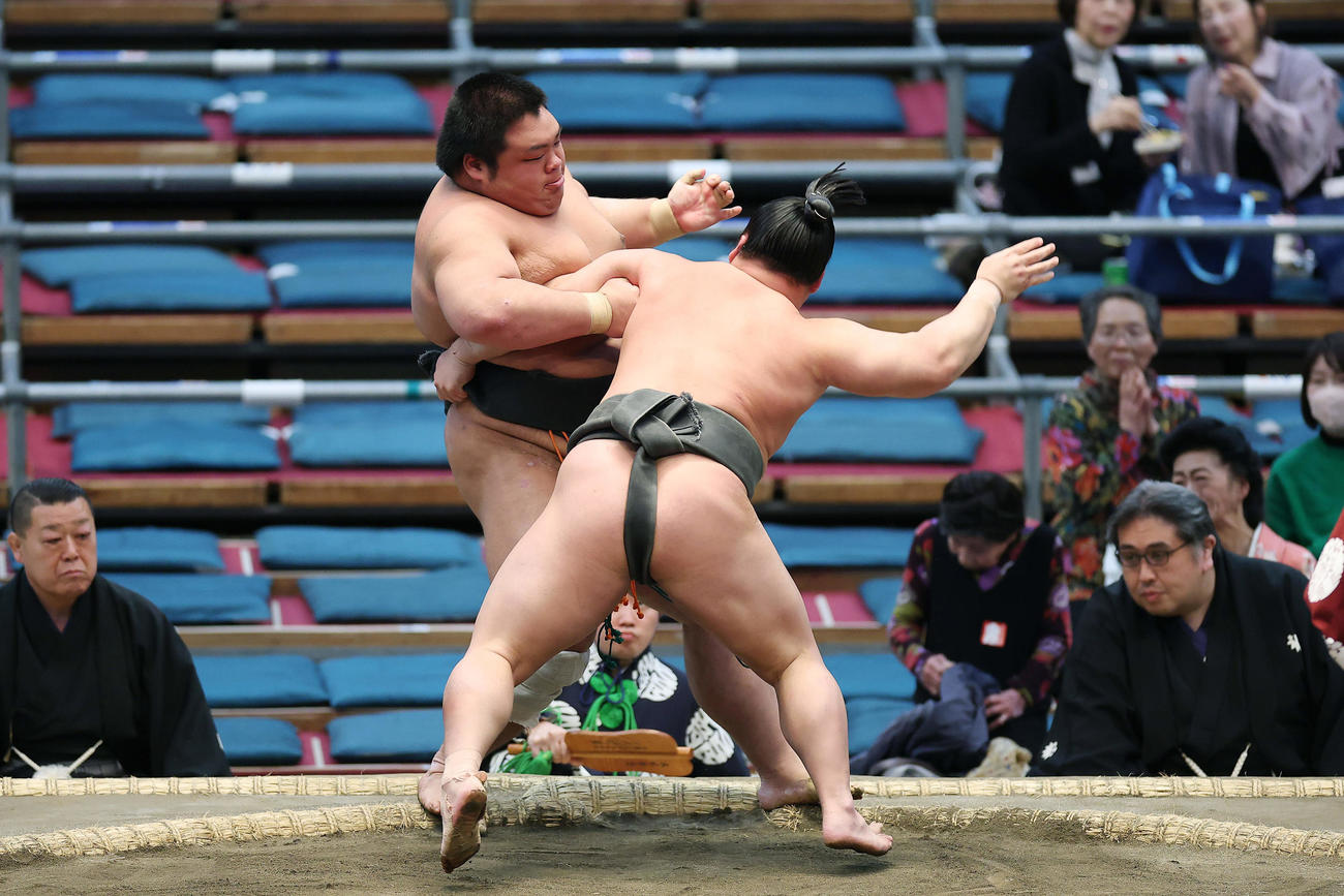 川副（手前）に寄り切りで敗れる五島（撮影・前田充）