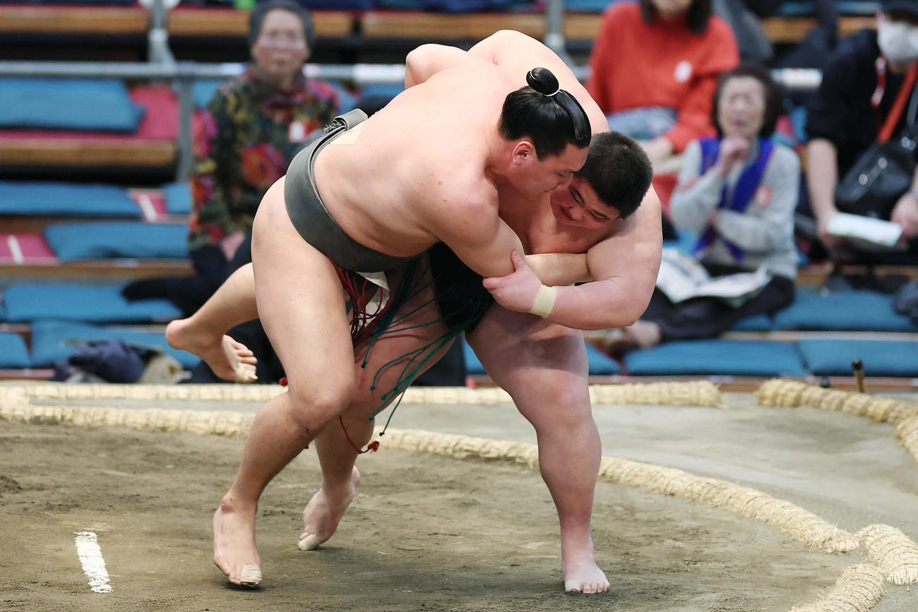 聖白鵬（左）を下手投げで破る福崎（撮影・前田充）