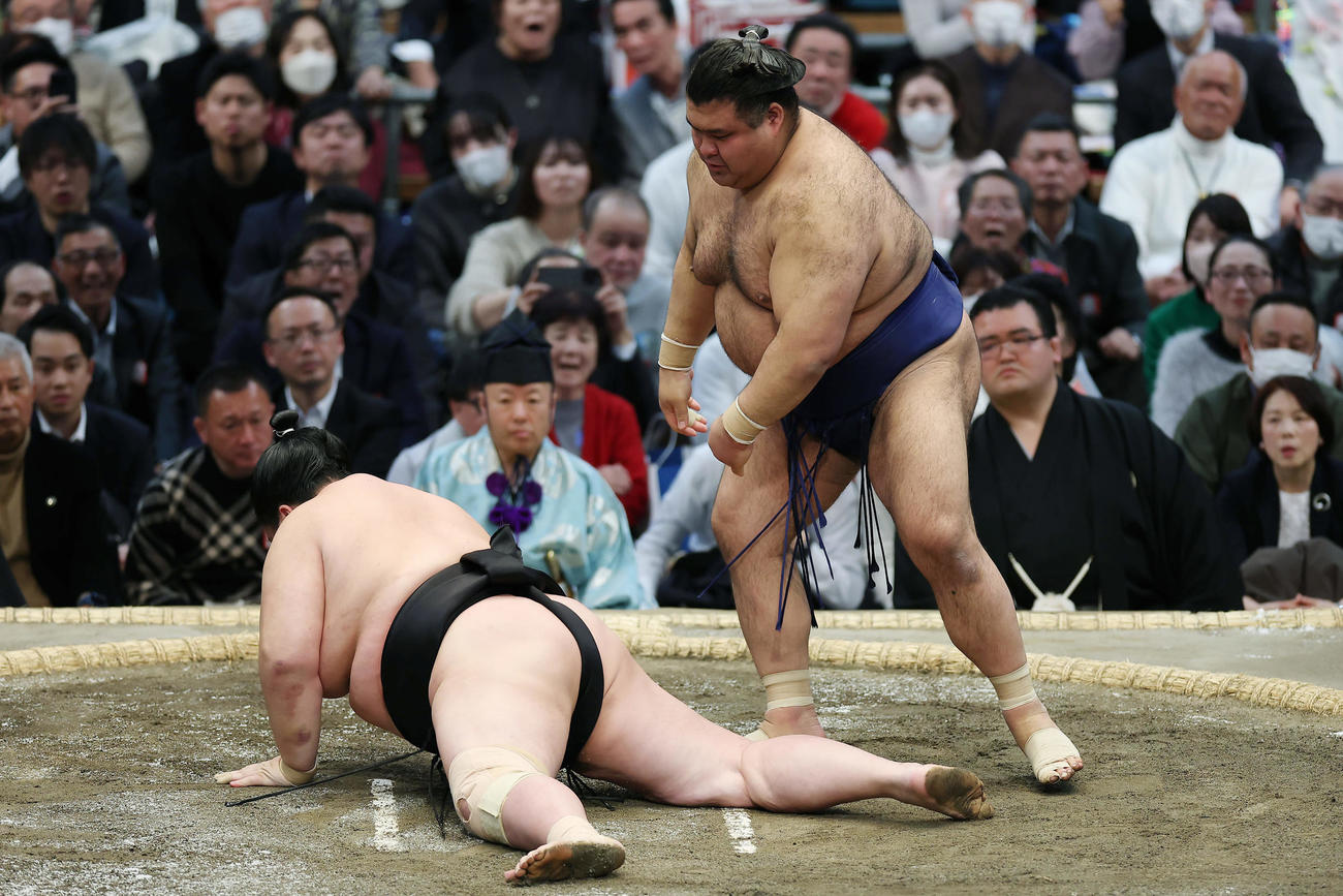琴桜（左）を下手出し投げで破る高安（撮影・前田充）