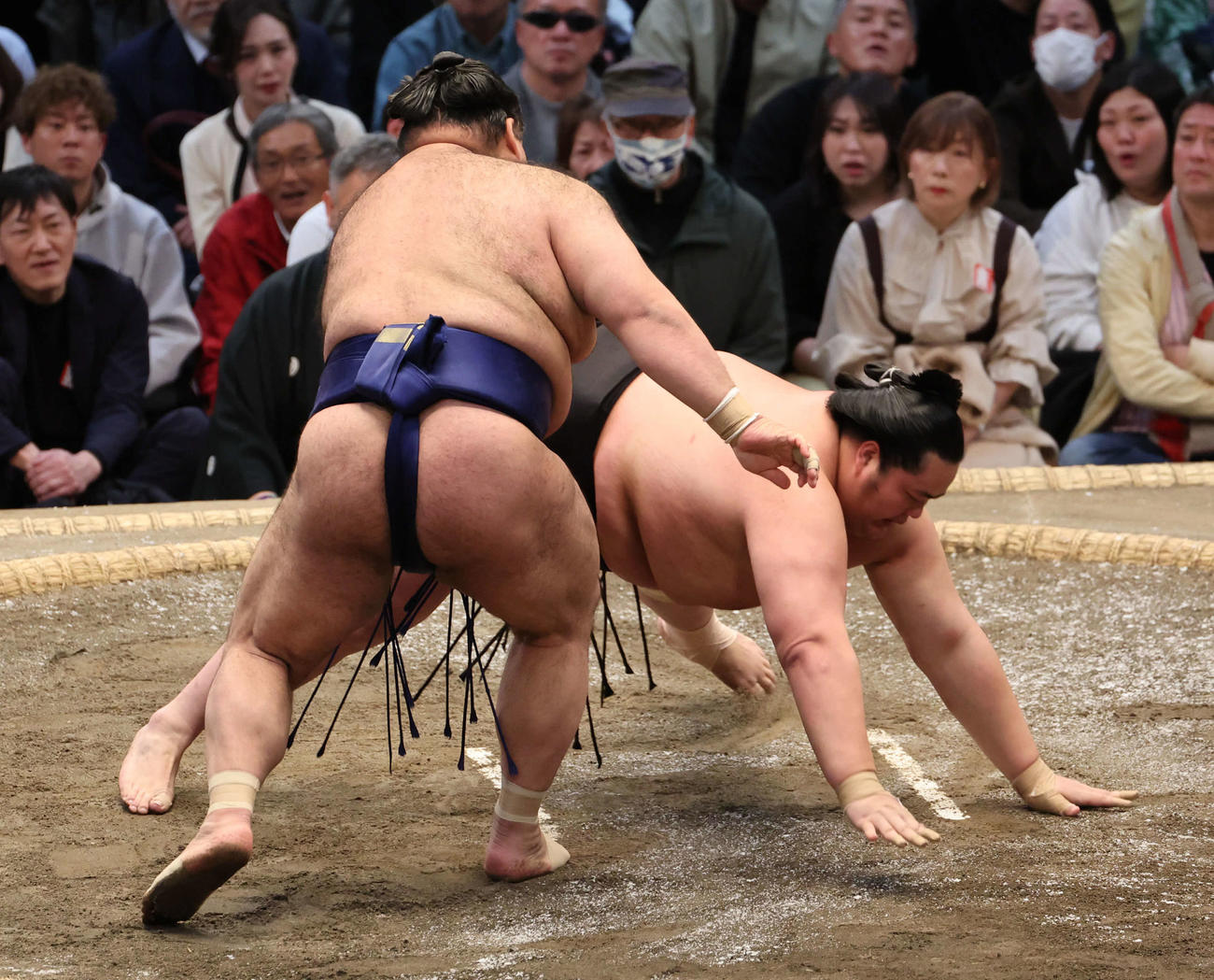 大相撲春場所9日目　○高安（下手出し投げ）×琴桜（撮影・西尾就之）＝エディオンアリーナ大阪、2025年3月17日