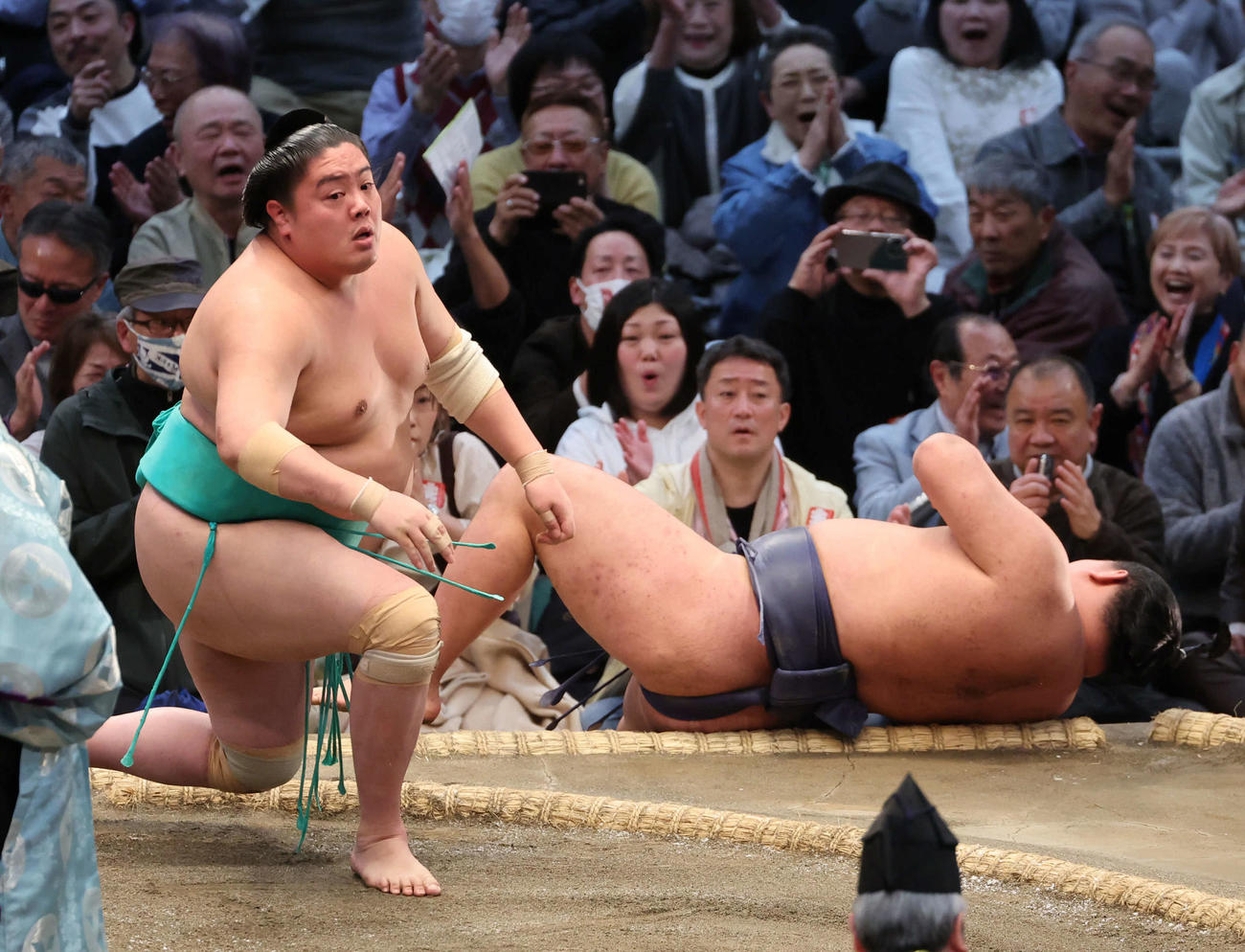一山本は豊昇龍を下し金星を挙げ、気合の入った表情を見せる（撮影・西尾就之）