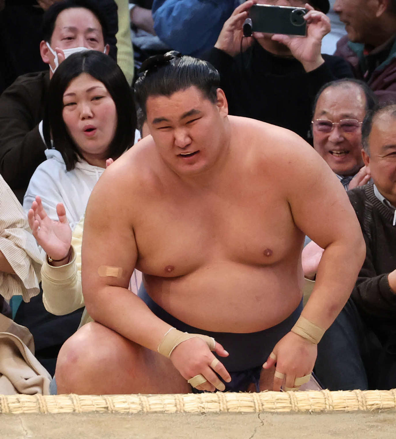 2日連続で金星を献上した豊昇龍は土俵下で厳しい表情を見せる（撮影・西尾就之）