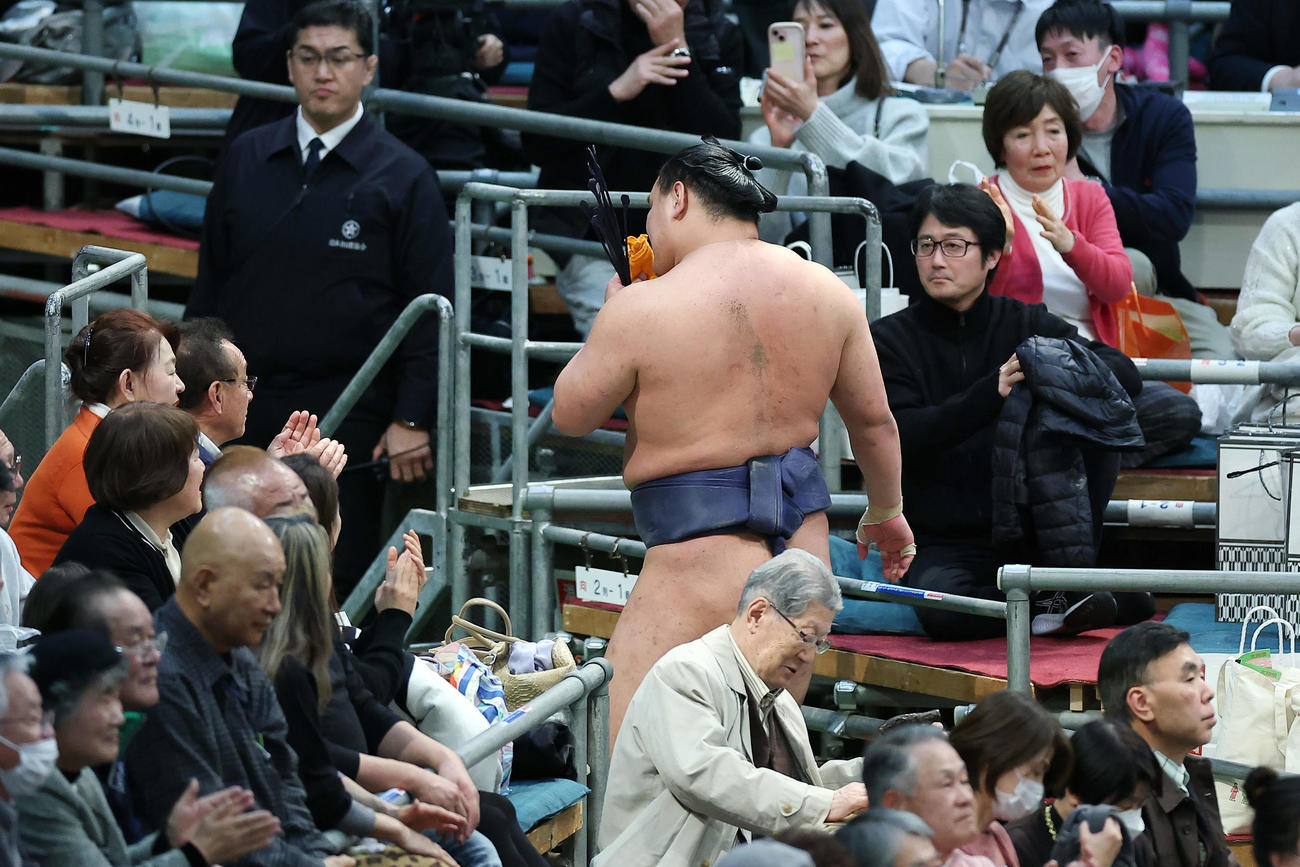 一山本に敗れ、引き揚げる豊昇龍（中央）（撮影・前田充）