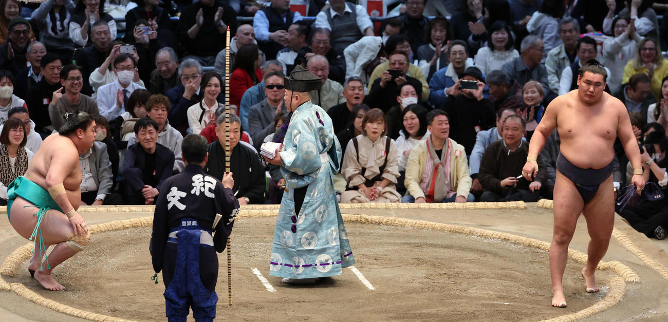 勝ち名乗りを受ける一山本を尻目に引き揚げる豊昇龍（撮影・西尾就之）