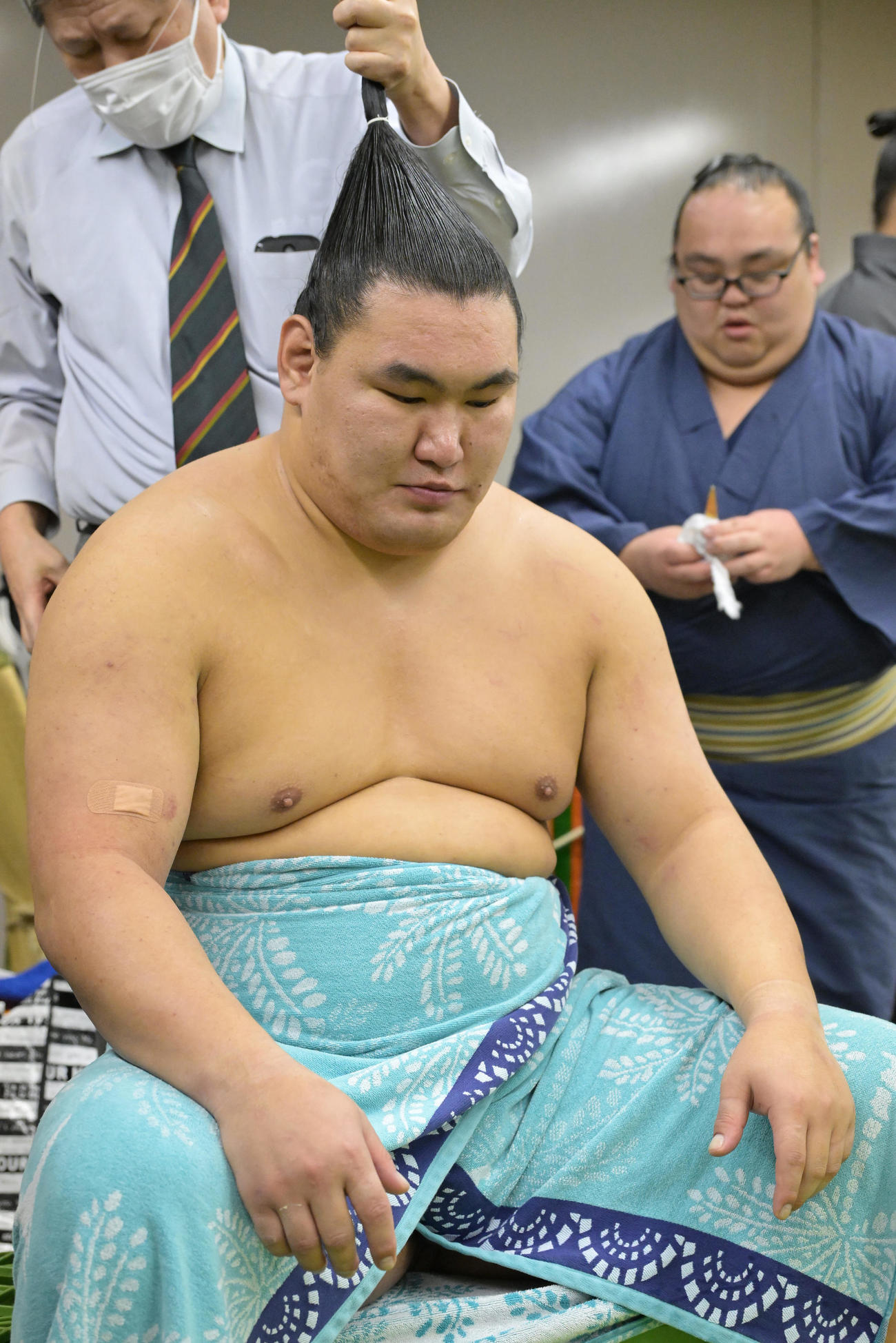 支度部屋で取材に応じる豊昇龍
