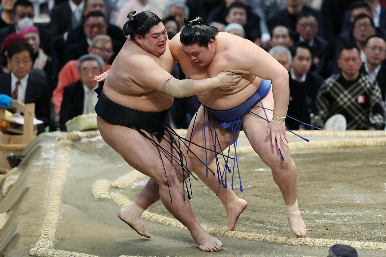 阿炎（左）を寄り切りで破る大の里（撮影・前田充）