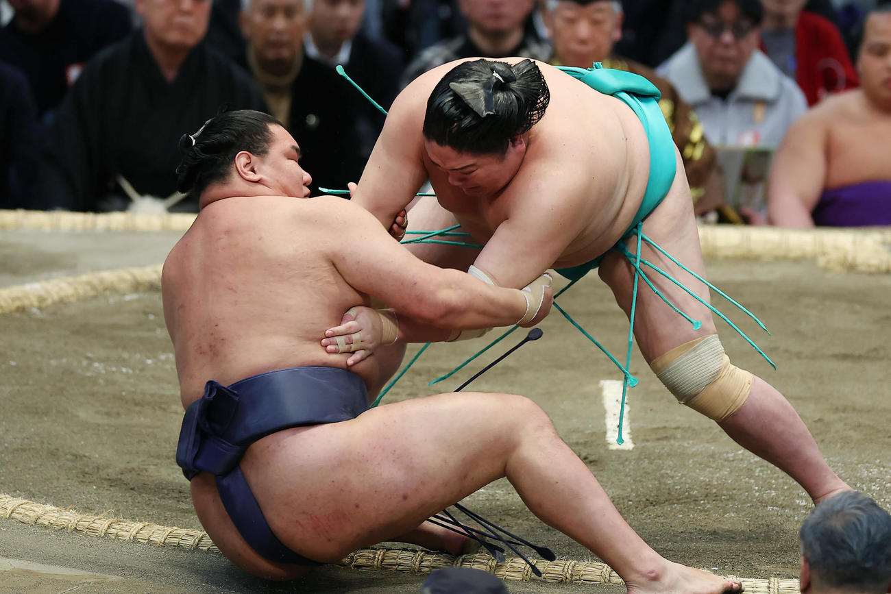 一山本（右）にすくい投げで敗れる豊昇龍（撮影・前田充）