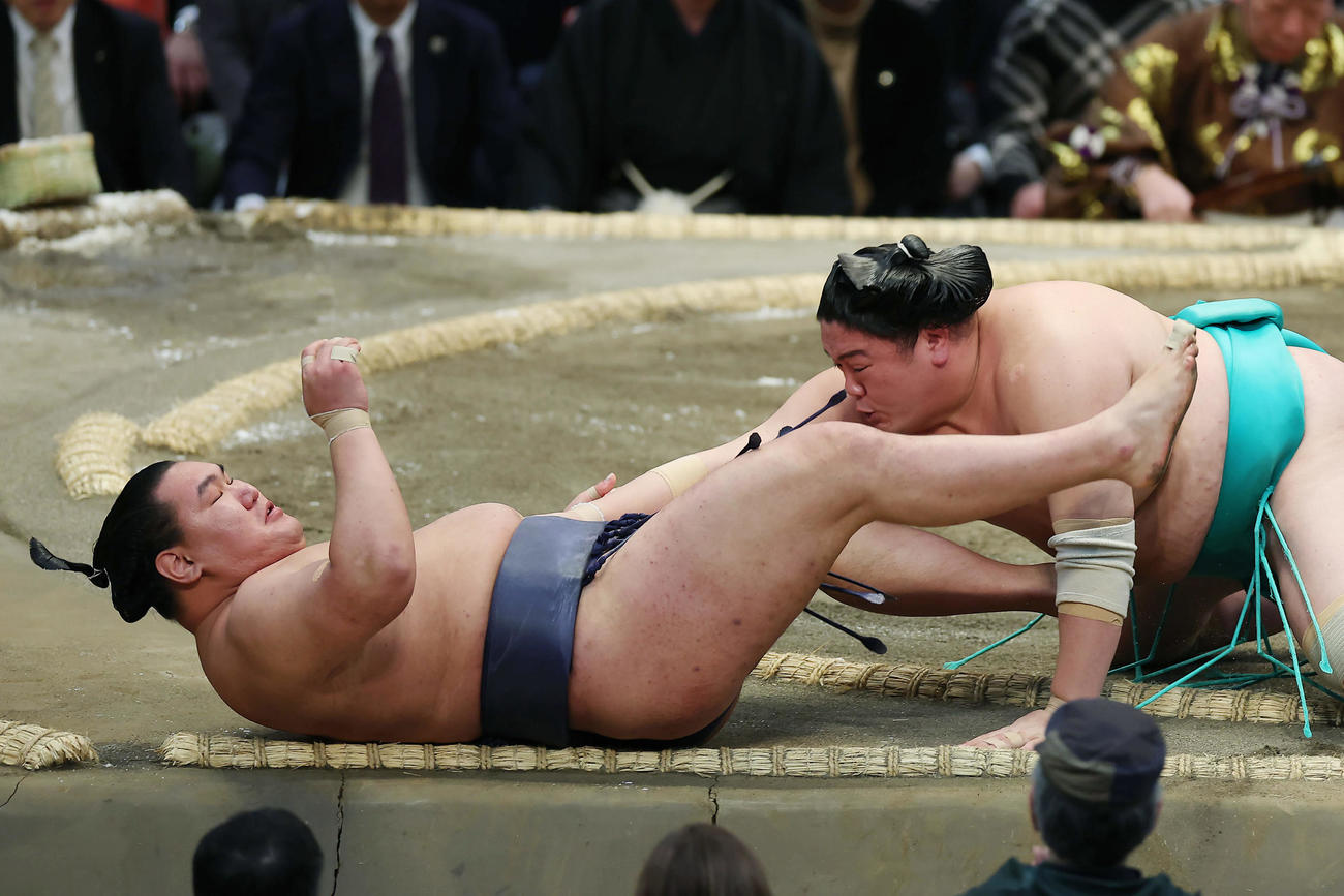 一山本（右）にすくい投げで敗れた豊昇龍（撮影・前田充）