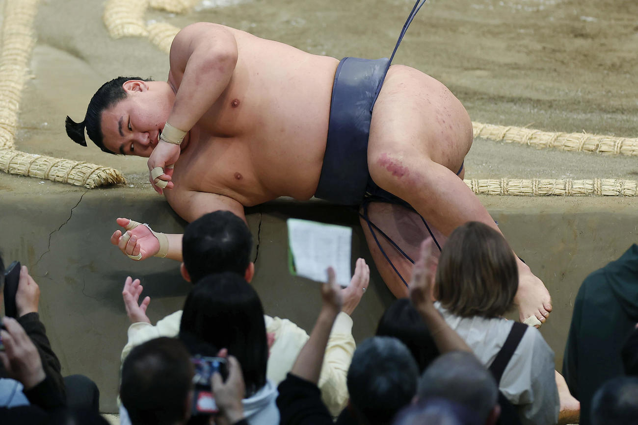 一山本にすくい投げで敗れた豊昇龍（撮影・前田充）