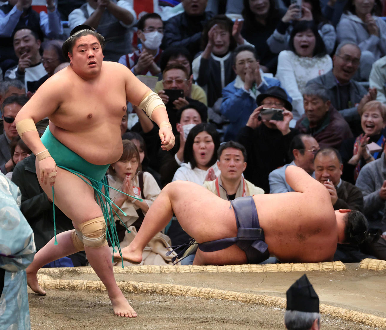 豊昇龍は一山本にすくい投げで敗れ仰向けに倒れる（2025年3月17日撮影）