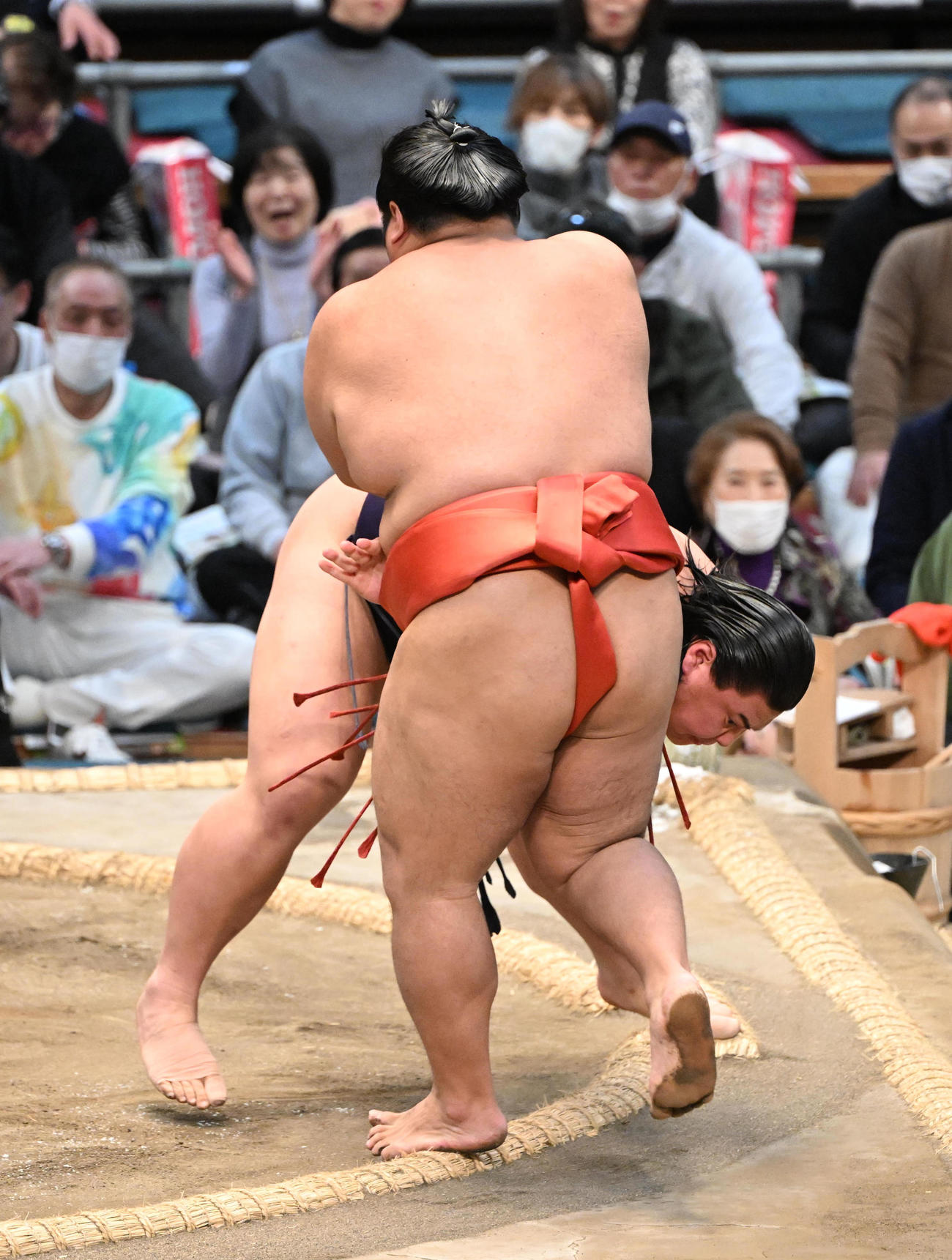 草野（奥）は押し出しで志摩ノ海を破る（撮影・和賀正仁）