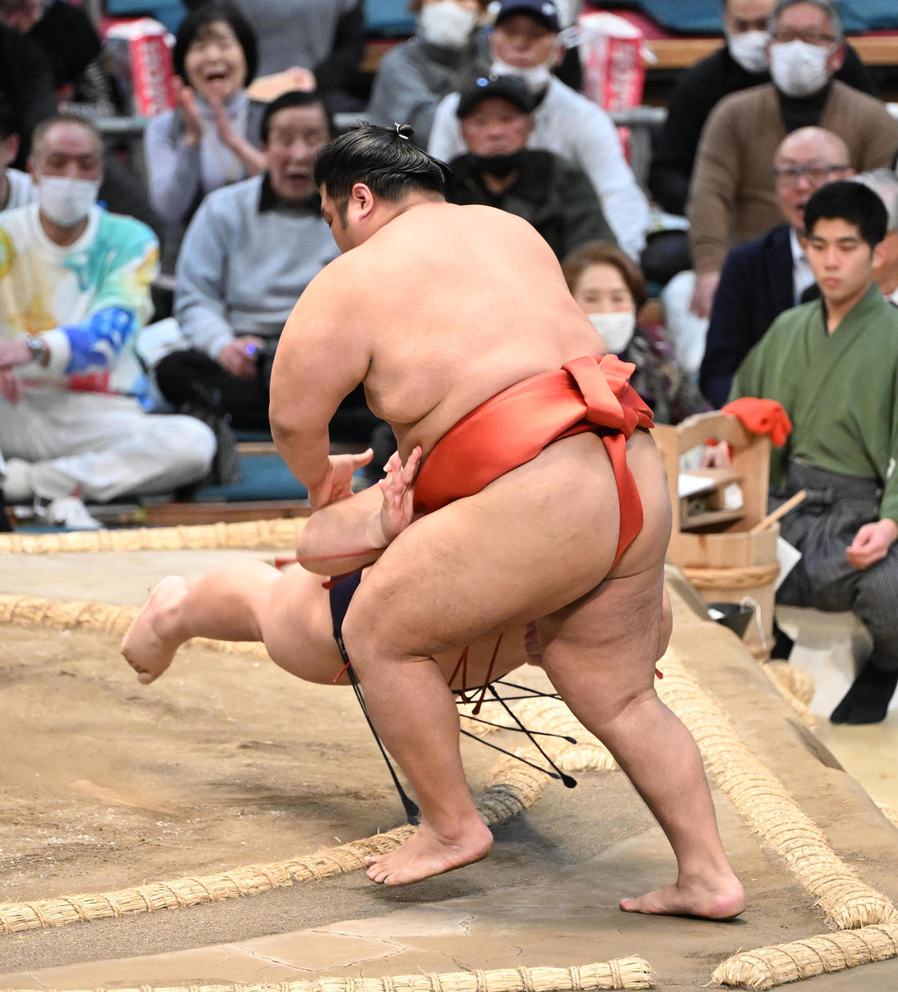 草野（奥）は押し出しで志摩ノ海を破る（撮影・和賀正仁）