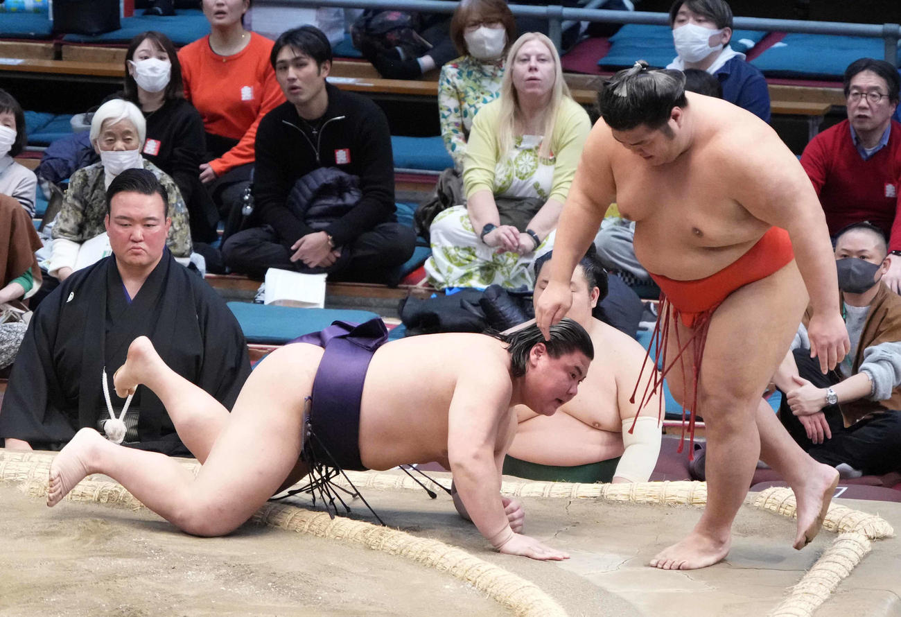 草野（左）は押し出しで志摩ノ海を破る（撮影・小沢裕）