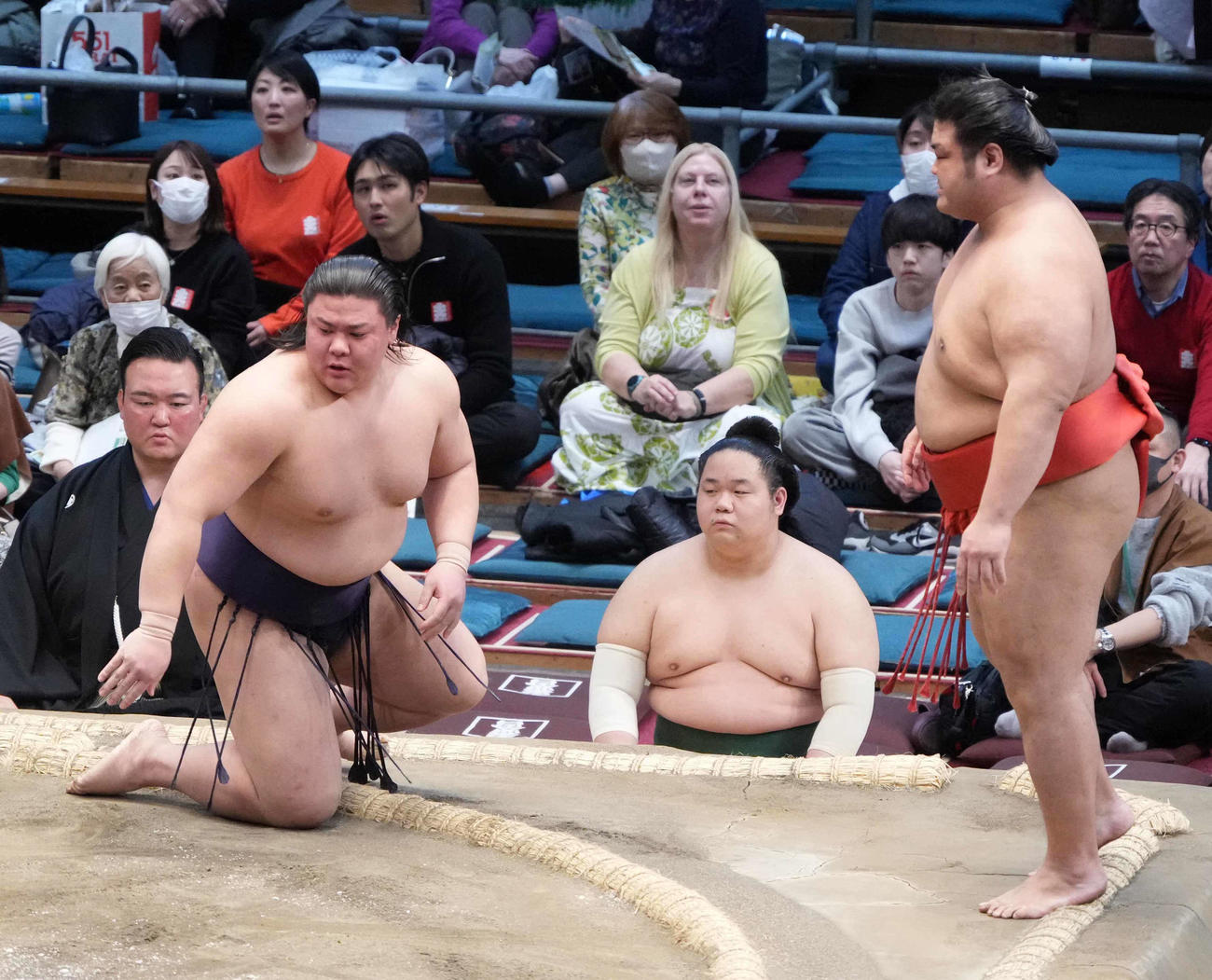 草野（左）は押し出しで志摩ノ海を破る（撮影・小沢裕）