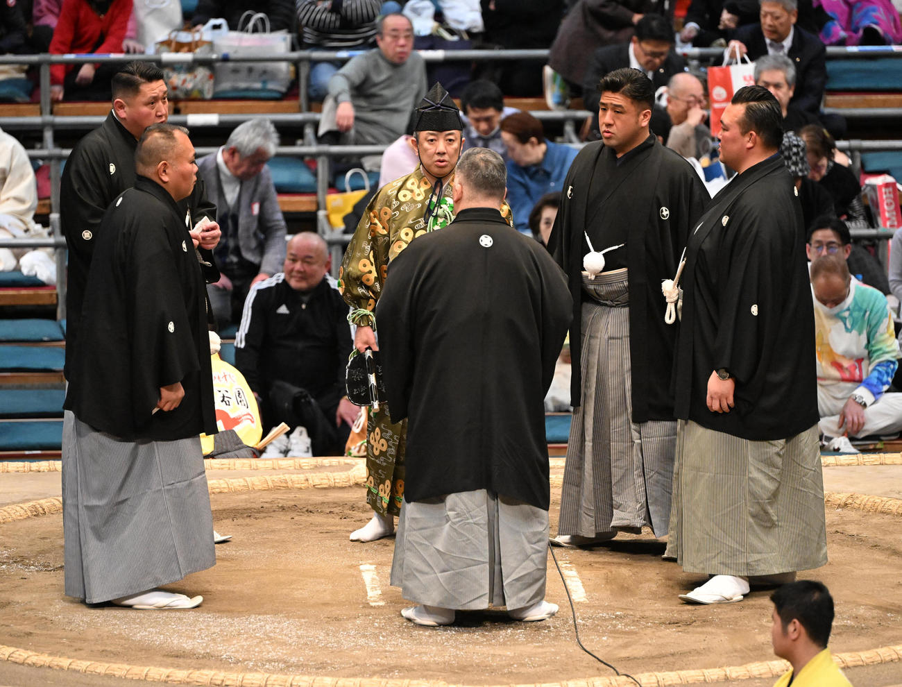 草野と志摩ノ海の一番は物言いがつき行事差し違えとなる（撮影・和賀正仁）