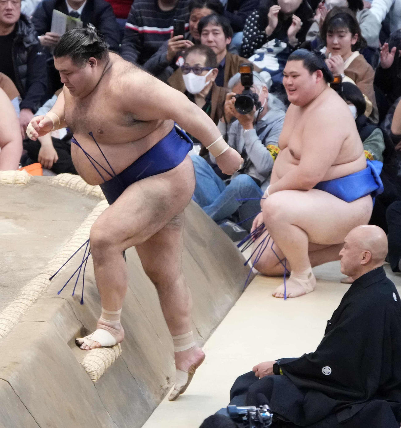 寄り切りで高安に敗れた大の里（右）は苦笑いを浮かべる（撮影・小沢裕）