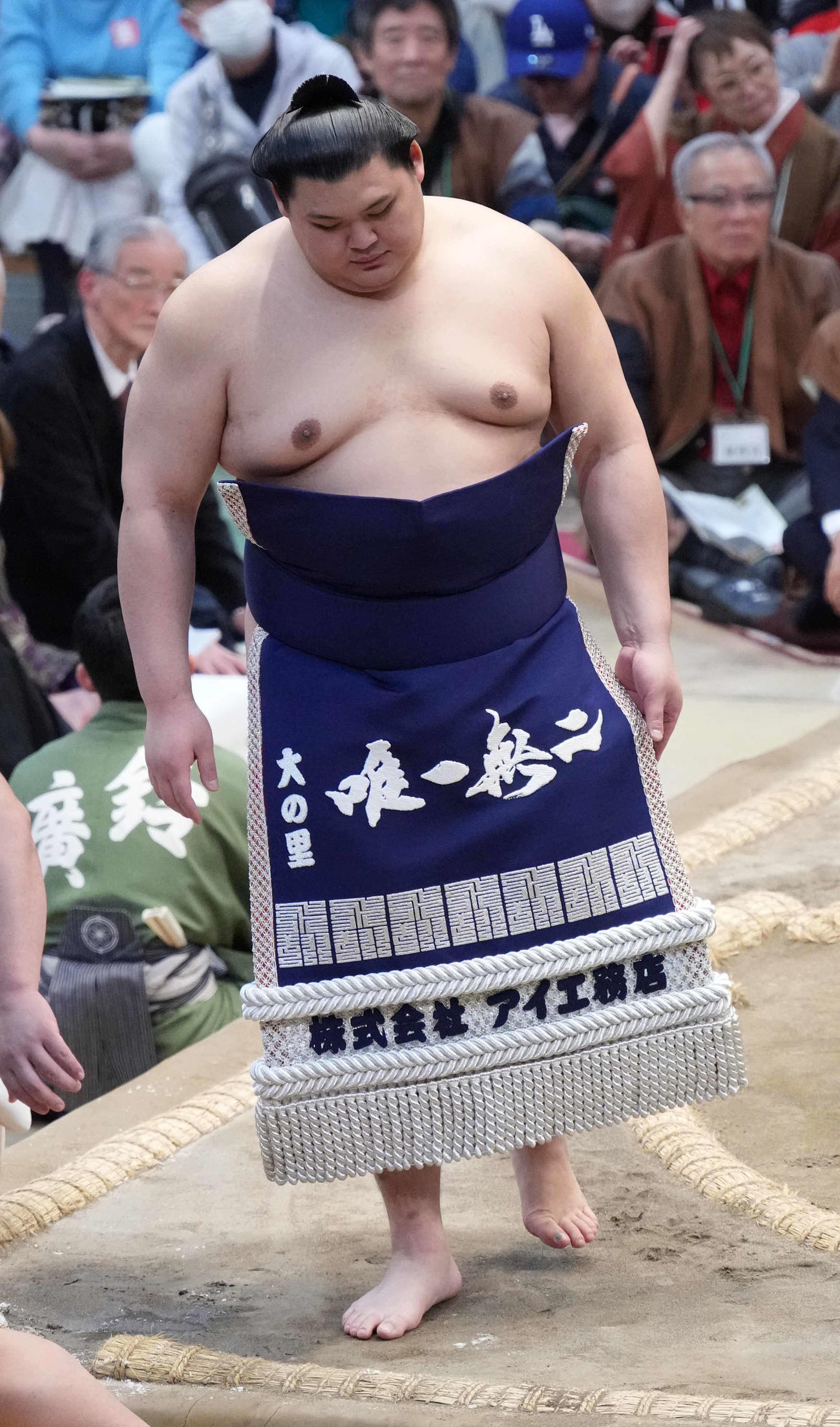 「唯一無二」と認められた化粧まわしで幕内土俵入りに臨む大の里（撮影・小沢裕）