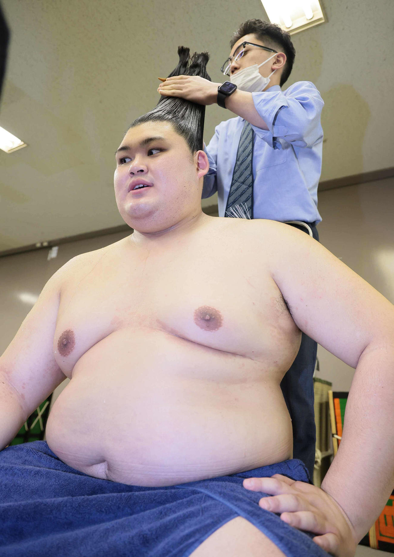 支度部屋で髪を整える大の里